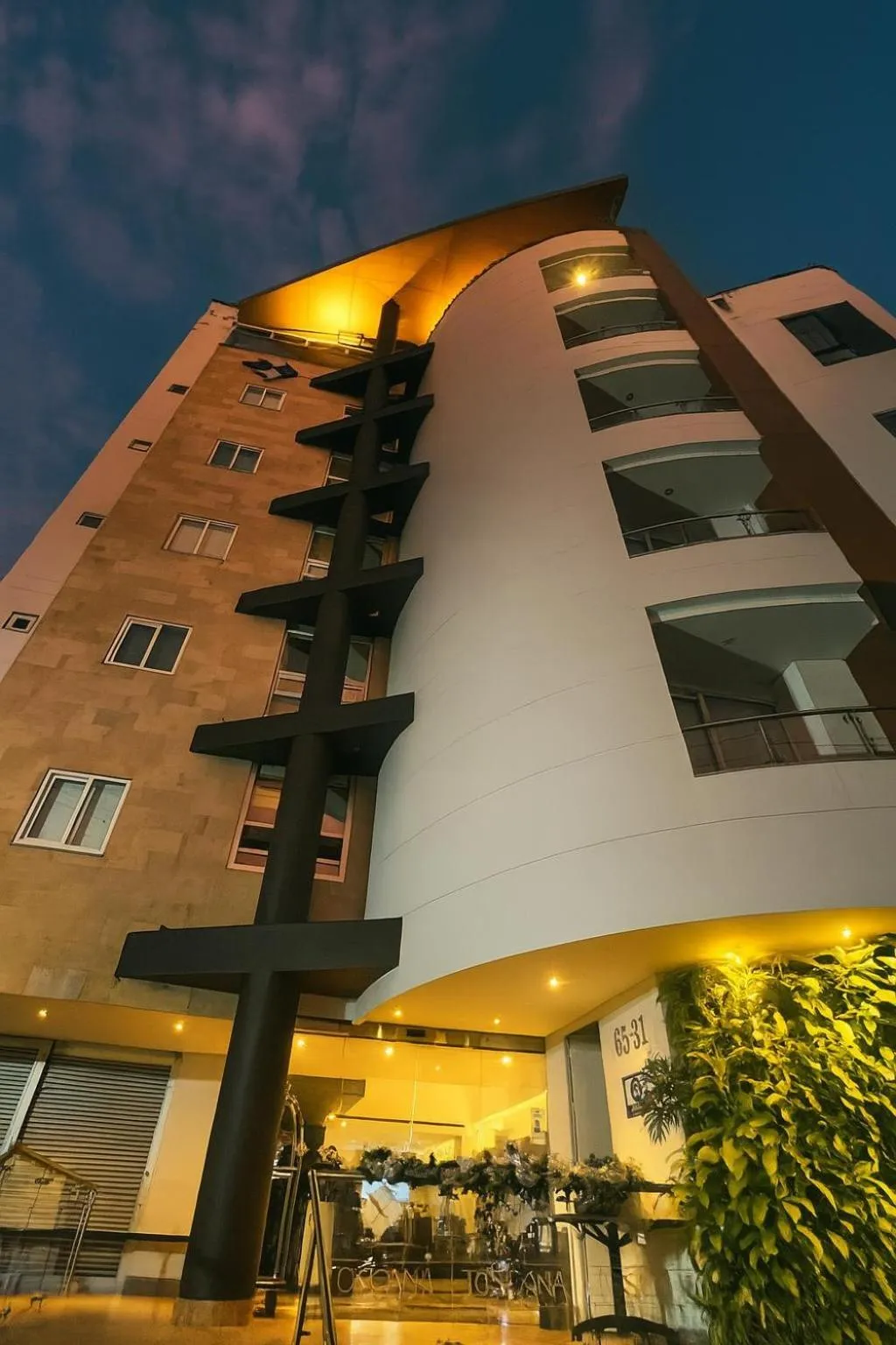 Property building in Hotel Toscana Plaza