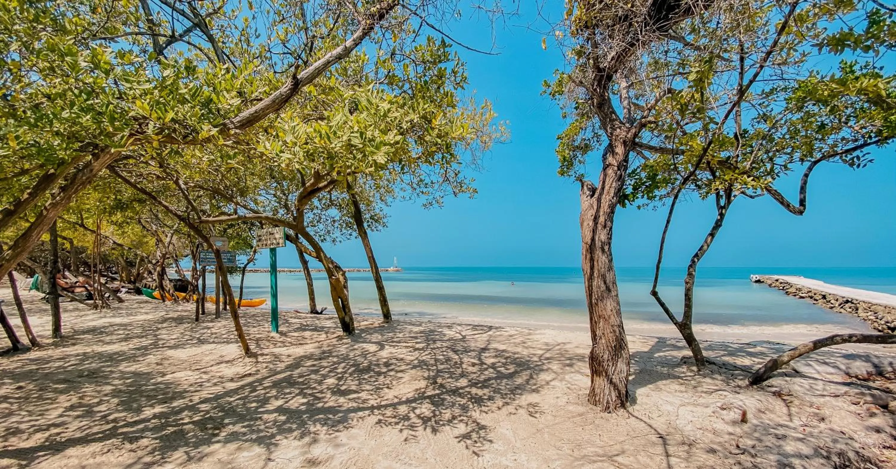 Beach in Múcura Club Hotel