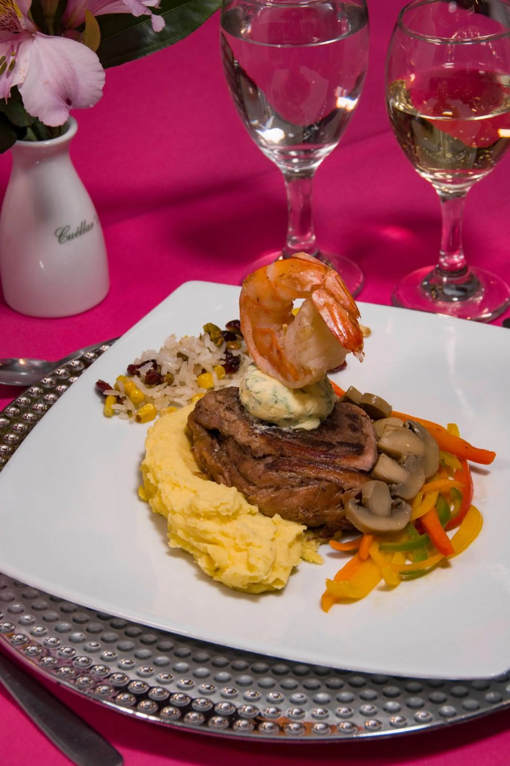 Restaurant/places to eat in Hotel Cuellars