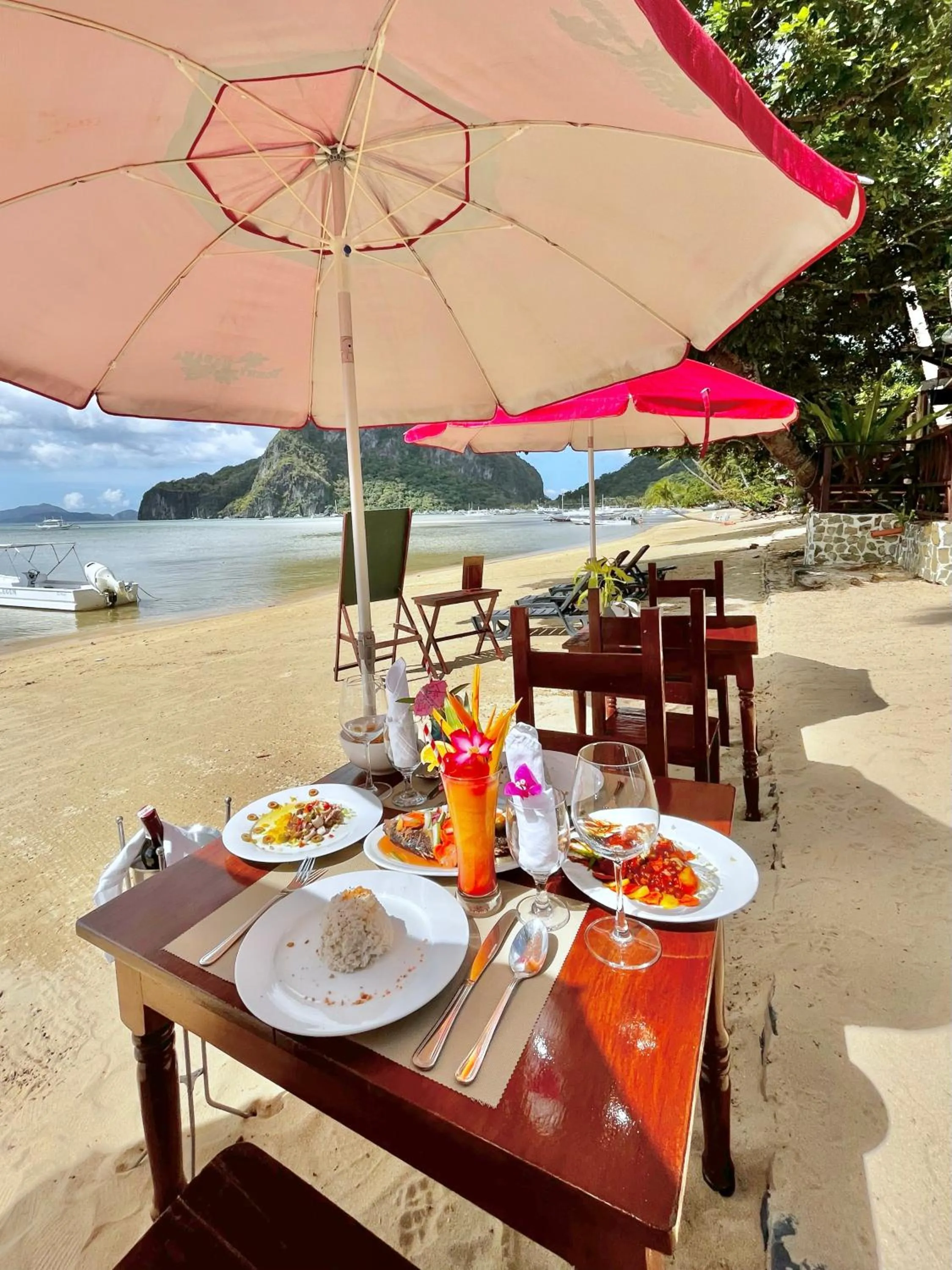 Restaurant/places to eat in Doublegem Beach Resort and Hotel