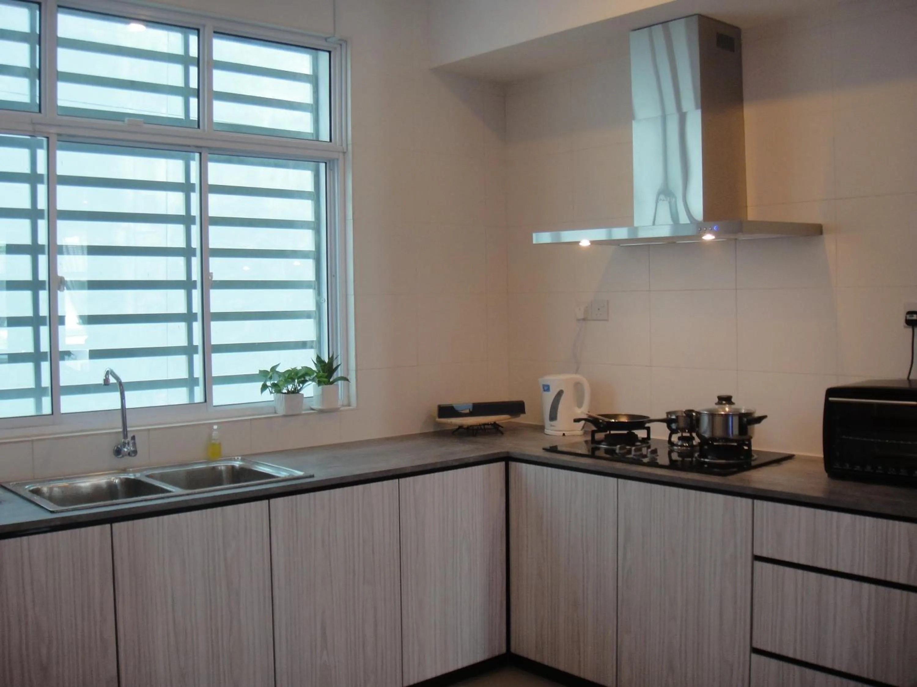 Kitchen or kitchenette in Shamrock Beach Villas Batu Ferringhi Penang