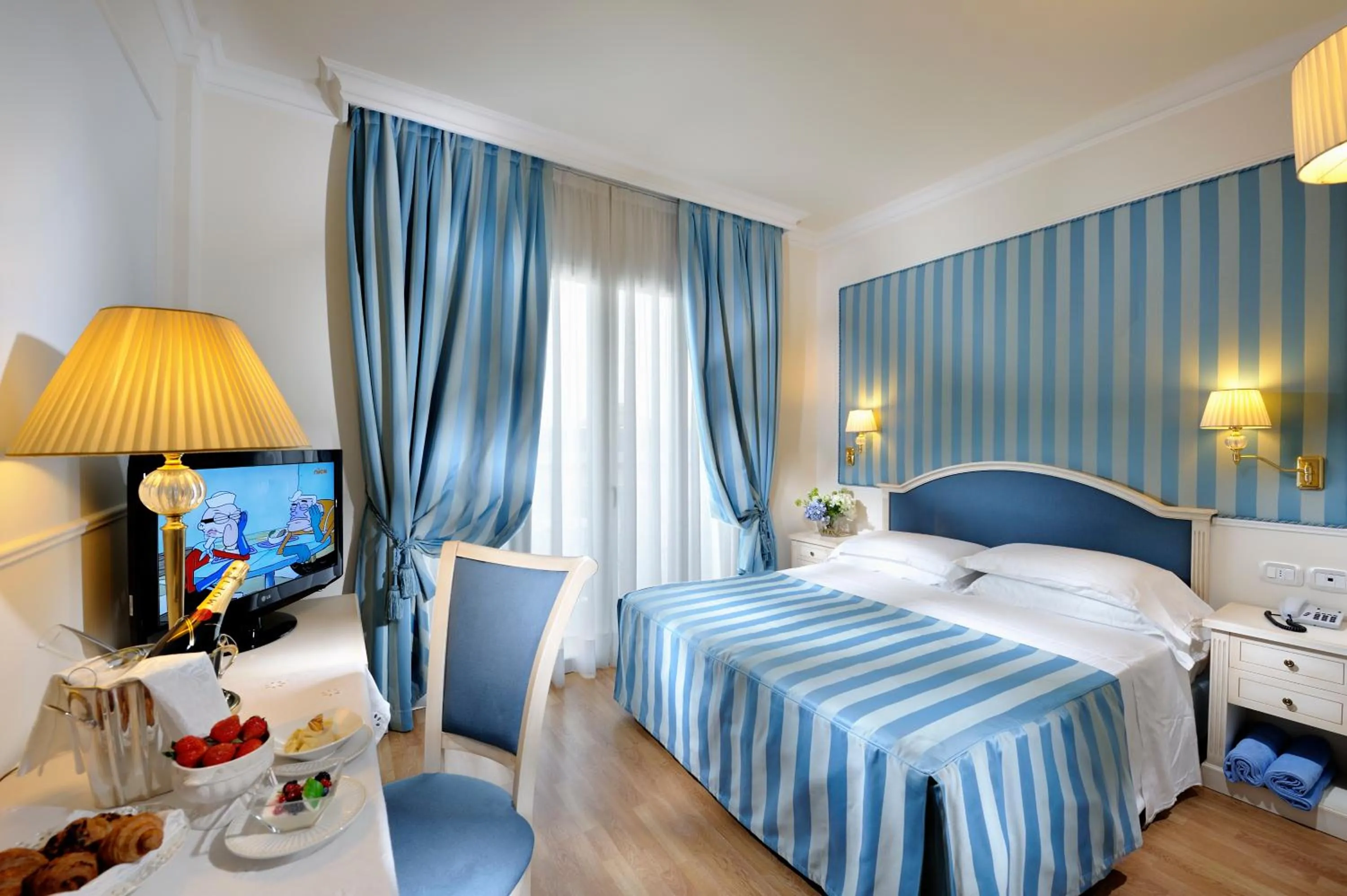 Photo of the whole room, Bed in Hotel Italia Palace