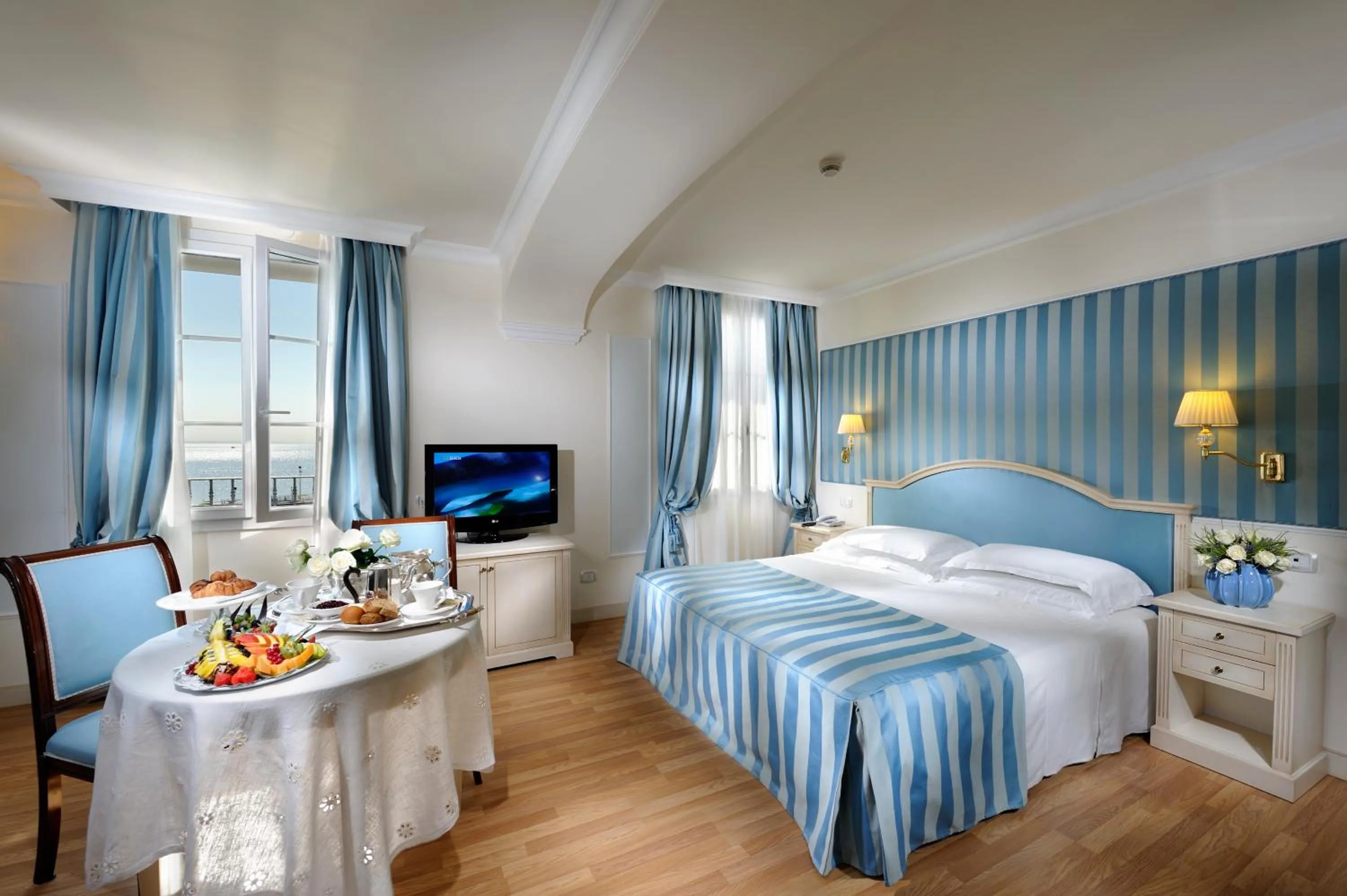 Photo of the whole room, Bed in Hotel Italia Palace