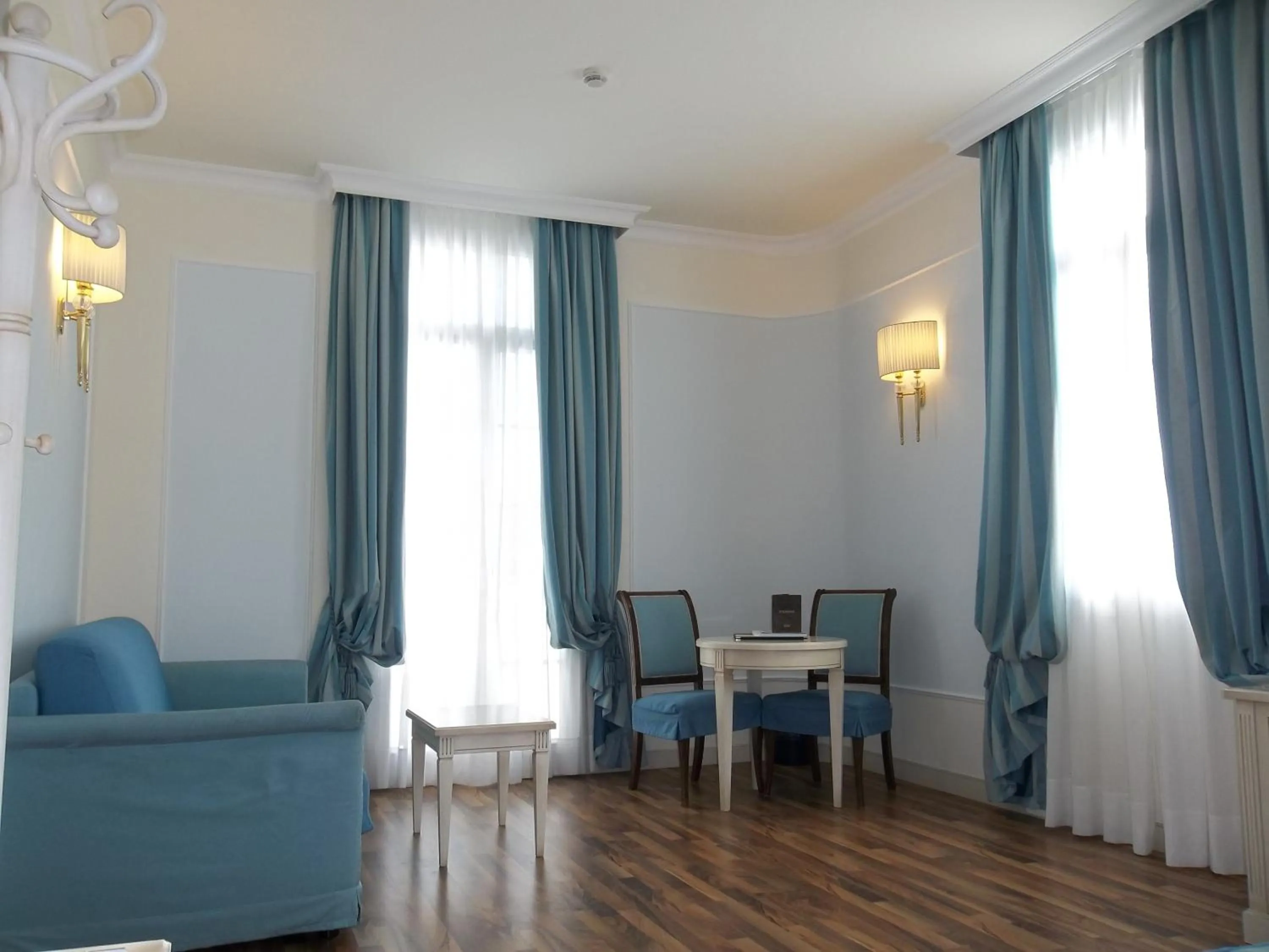 Seating area in Hotel Italia Palace