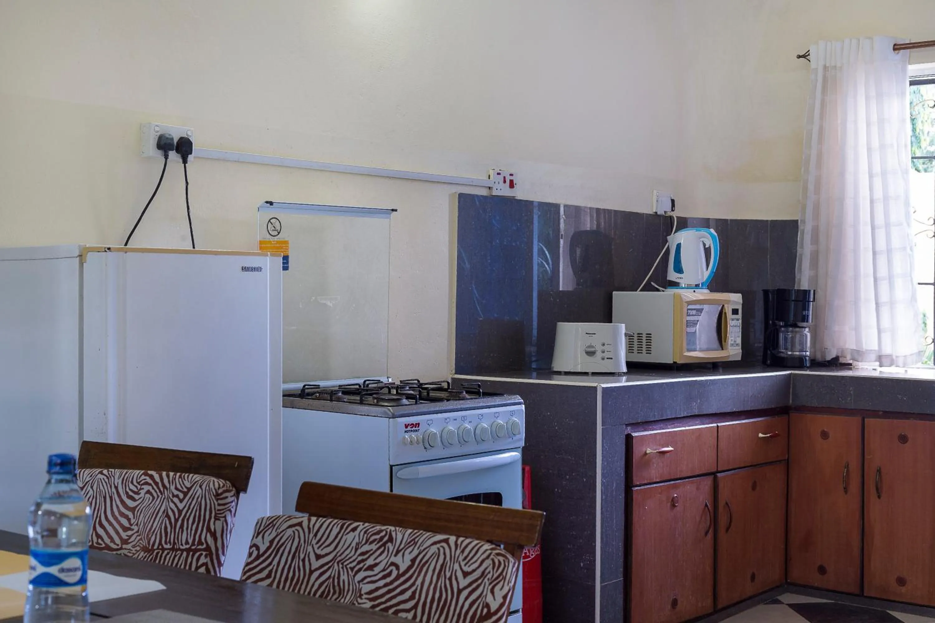 Communal kitchen in Jacyjoka Apartments Nyali