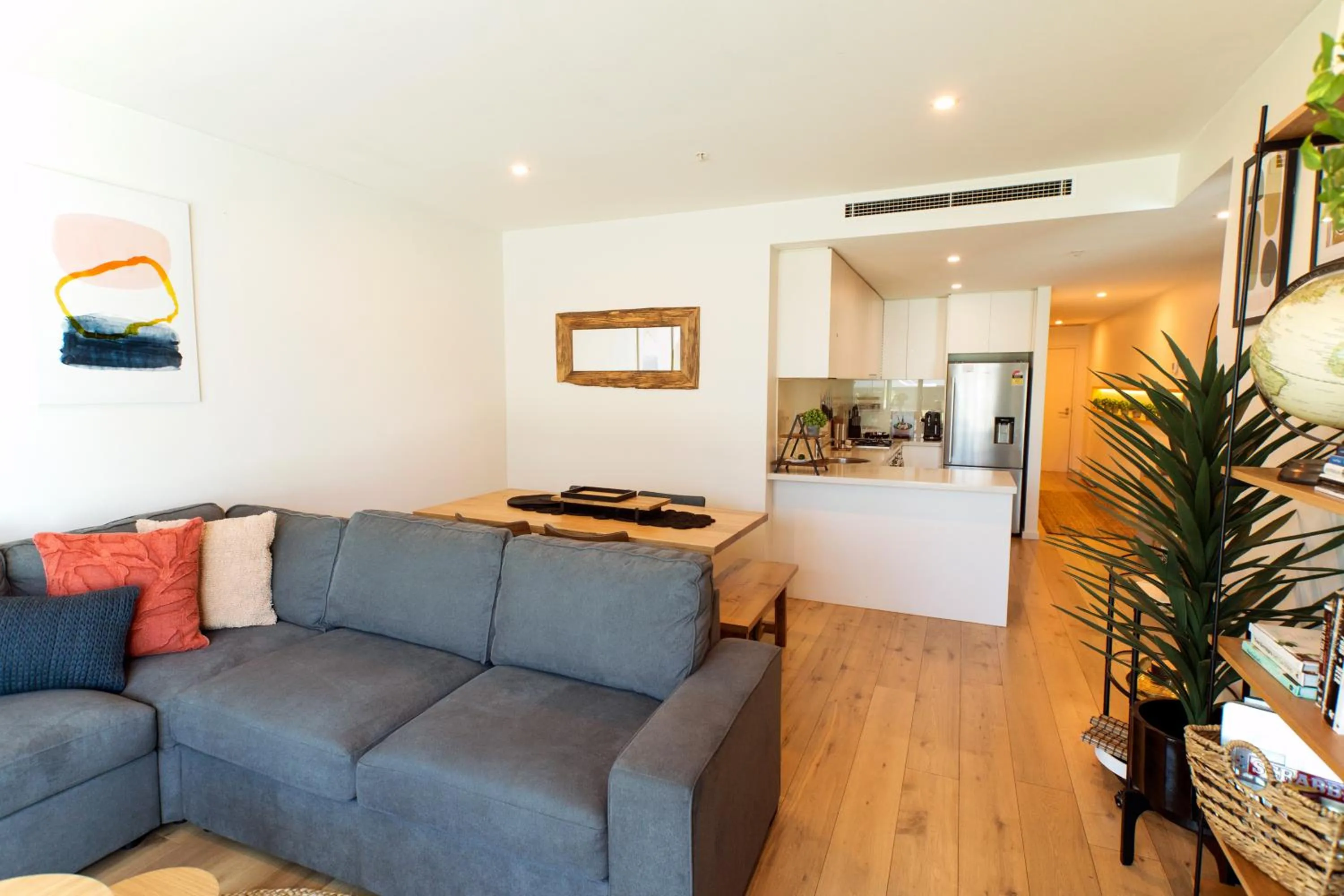 Dining area in Melbourne Holiday Apartments Flinders Wharf