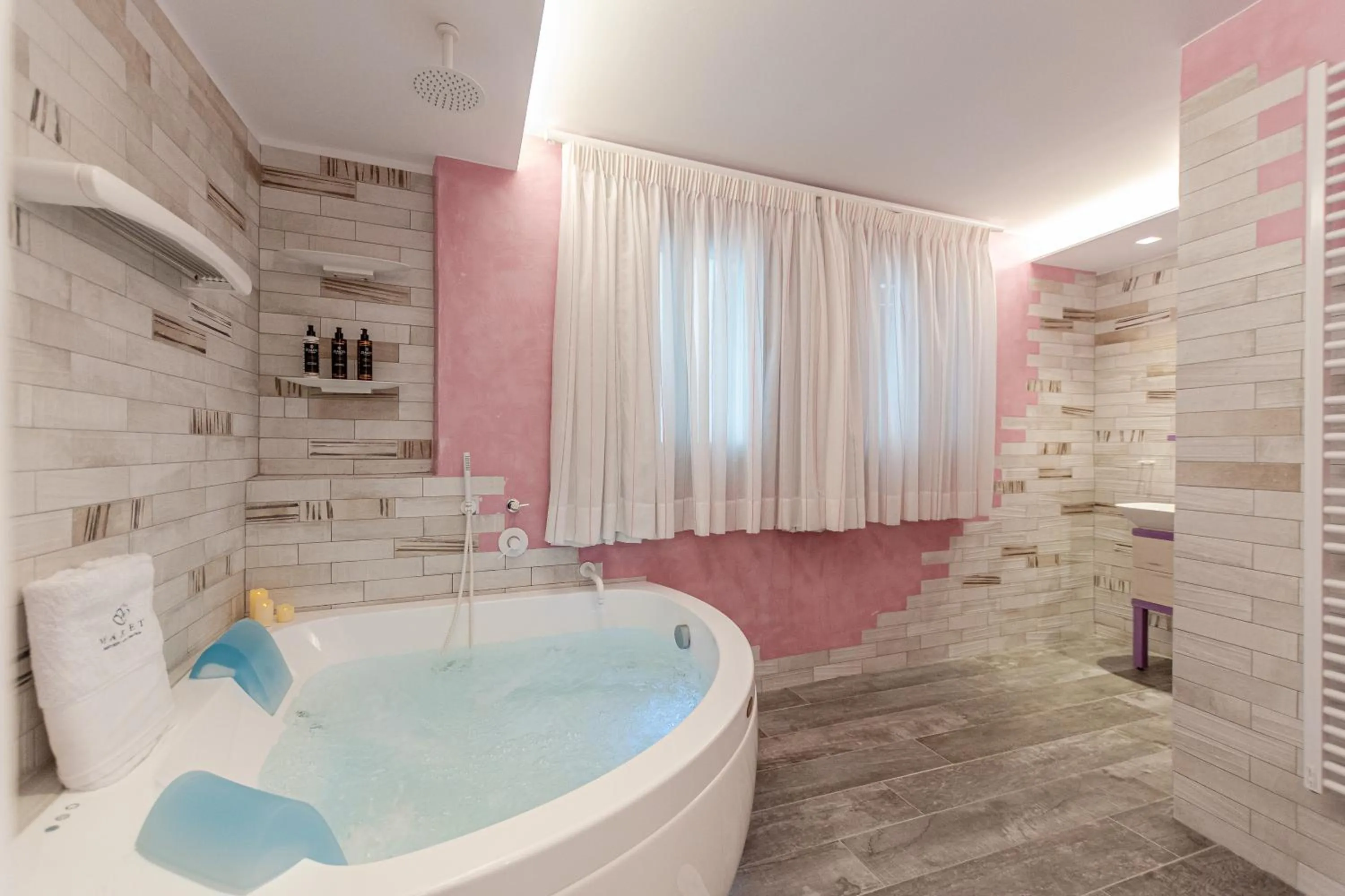 Hot Tub in Mariet Naxos Elegant Suites