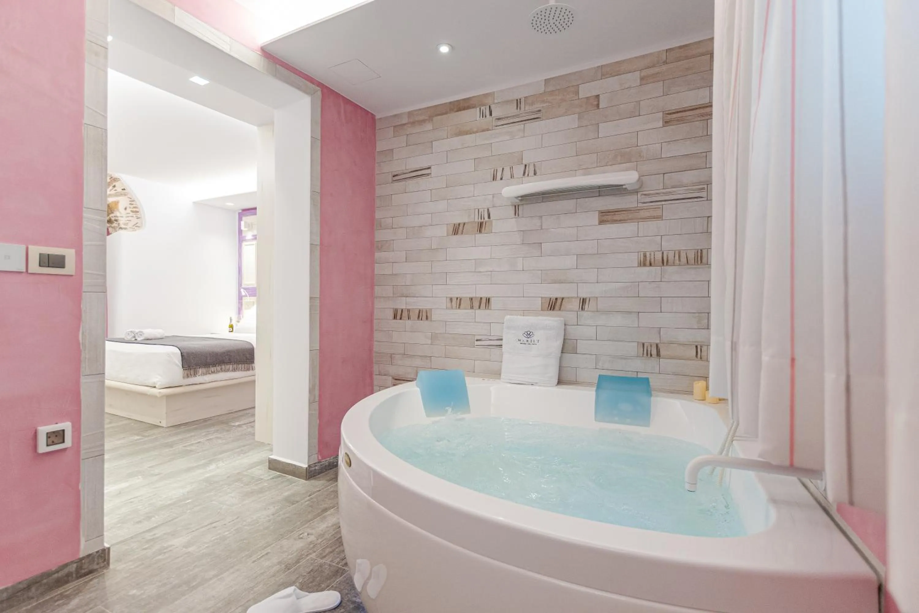 Hot Tub in Mariet Naxos Elegant Suites