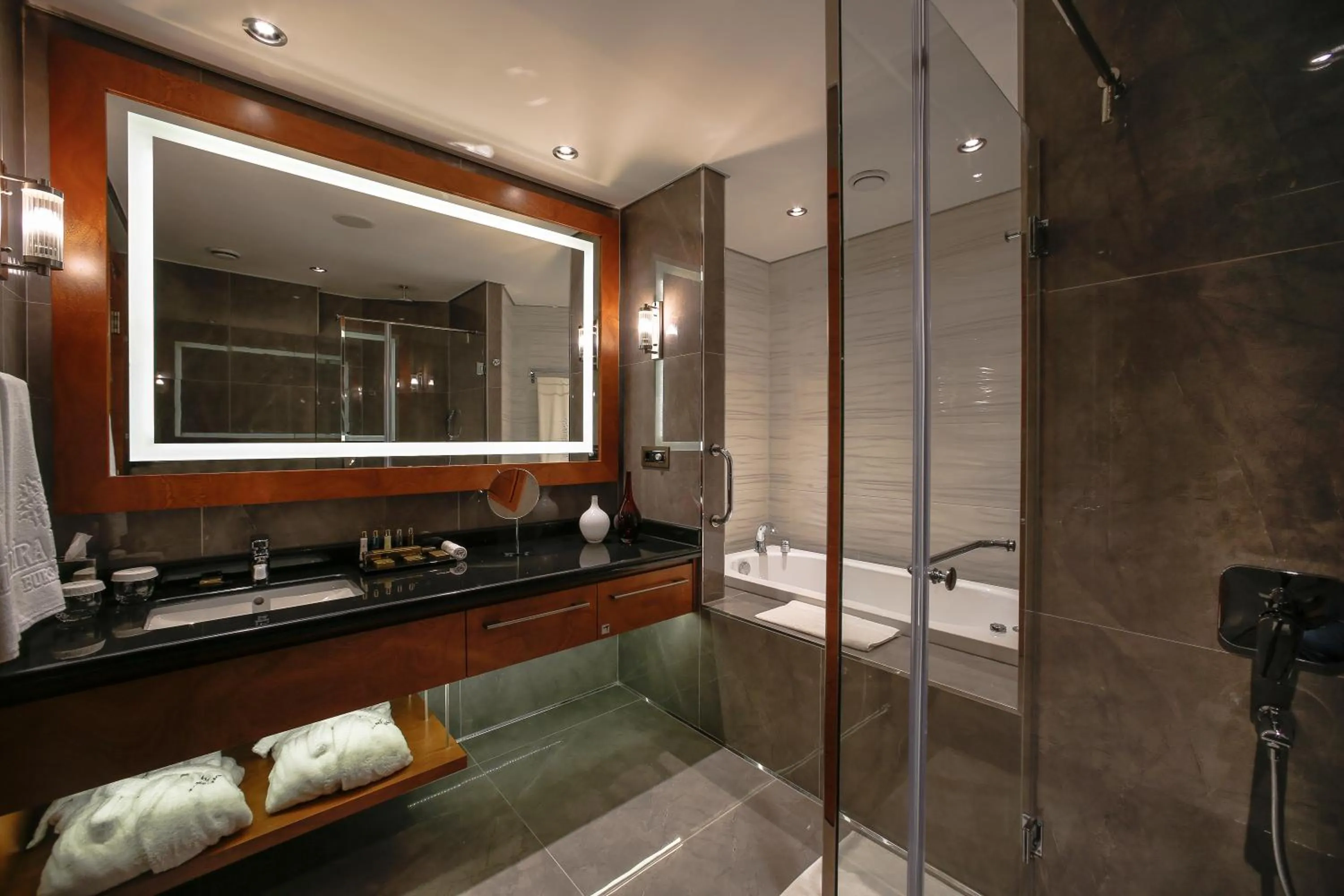 Bathroom in Almira Hotel Thermal Spa & Convention Center