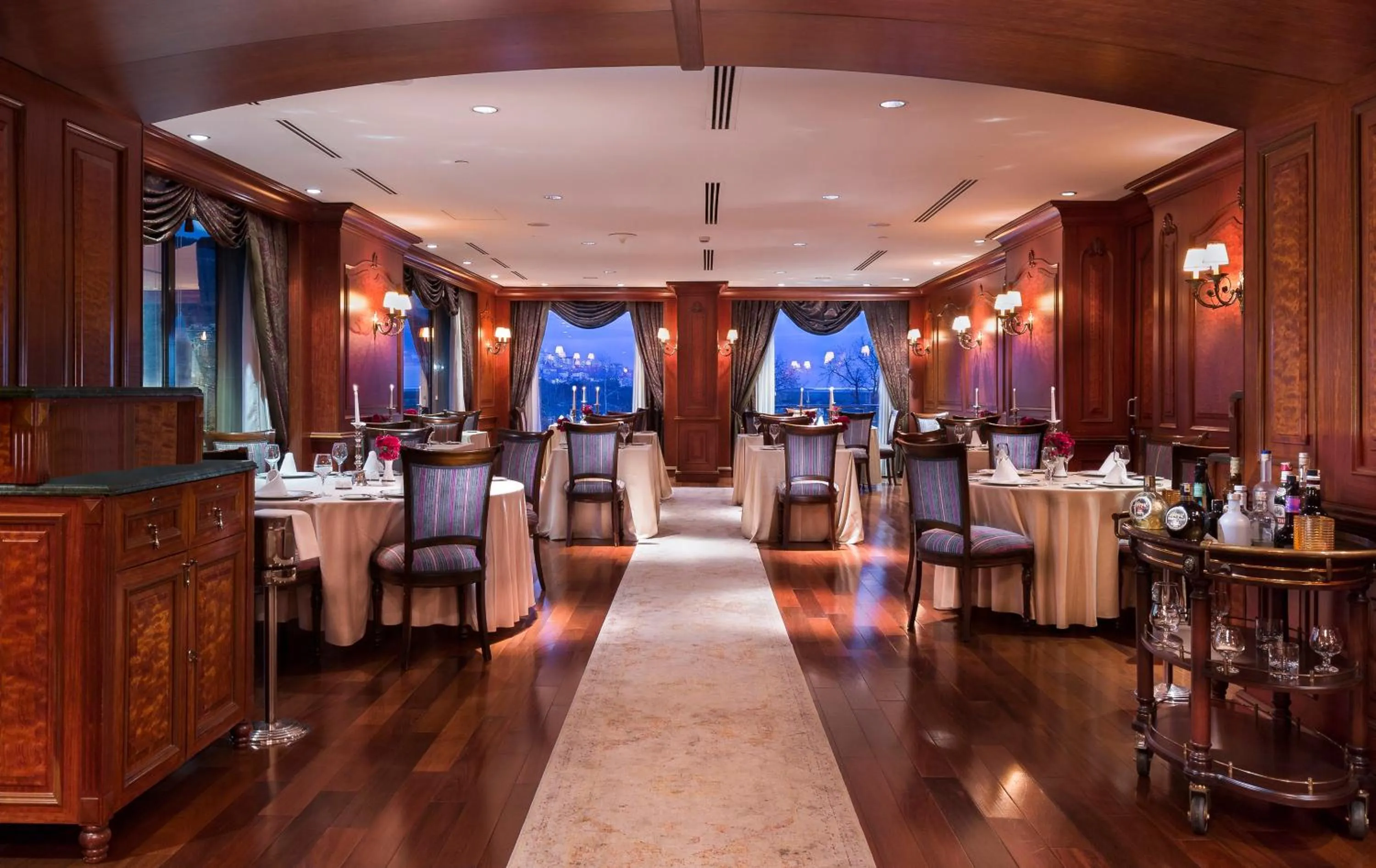 Restaurant/places to eat in Almira Hotel Thermal Spa & Convention Center