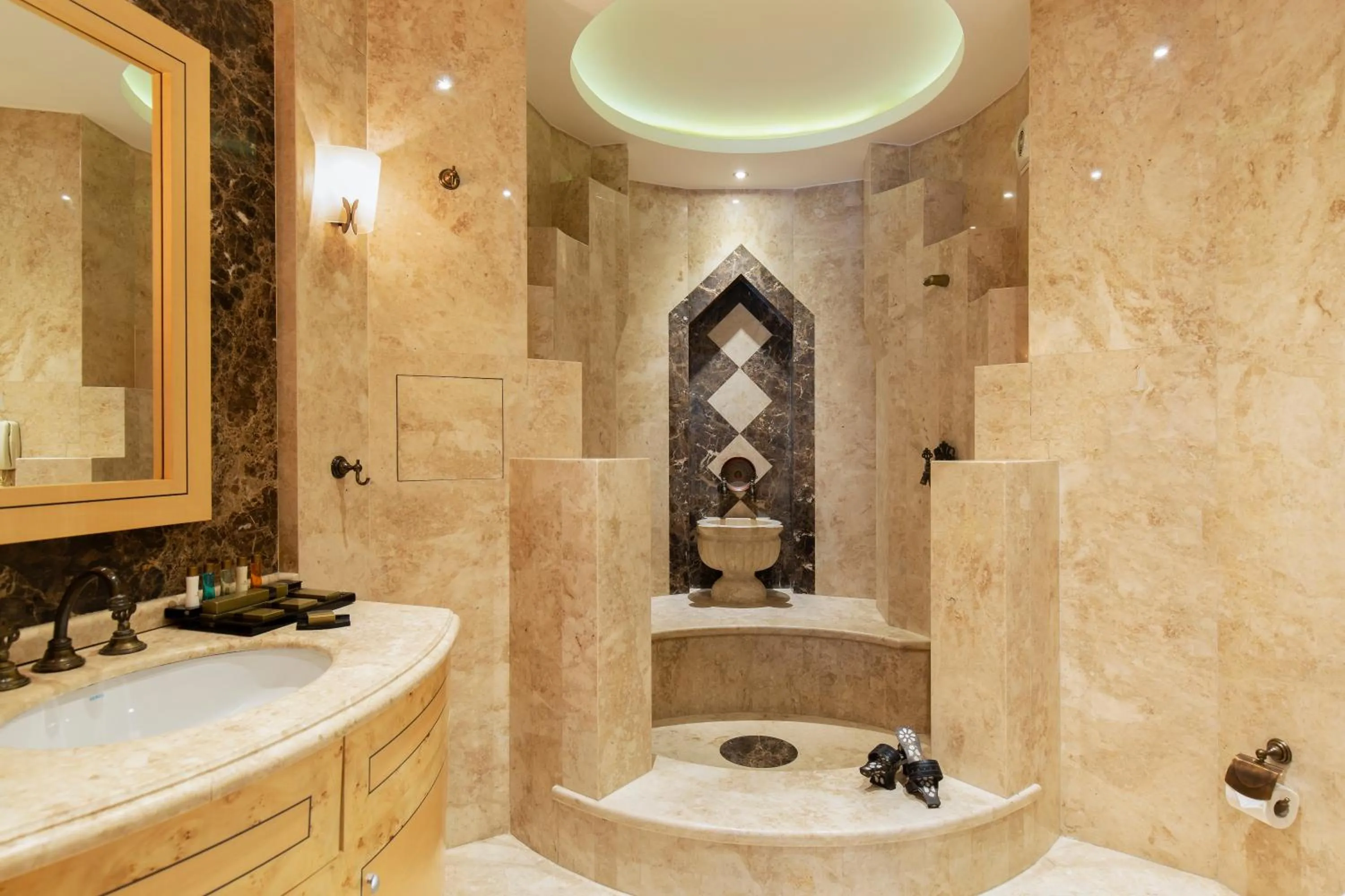 Shower in Almira Hotel Thermal Spa & Convention Center