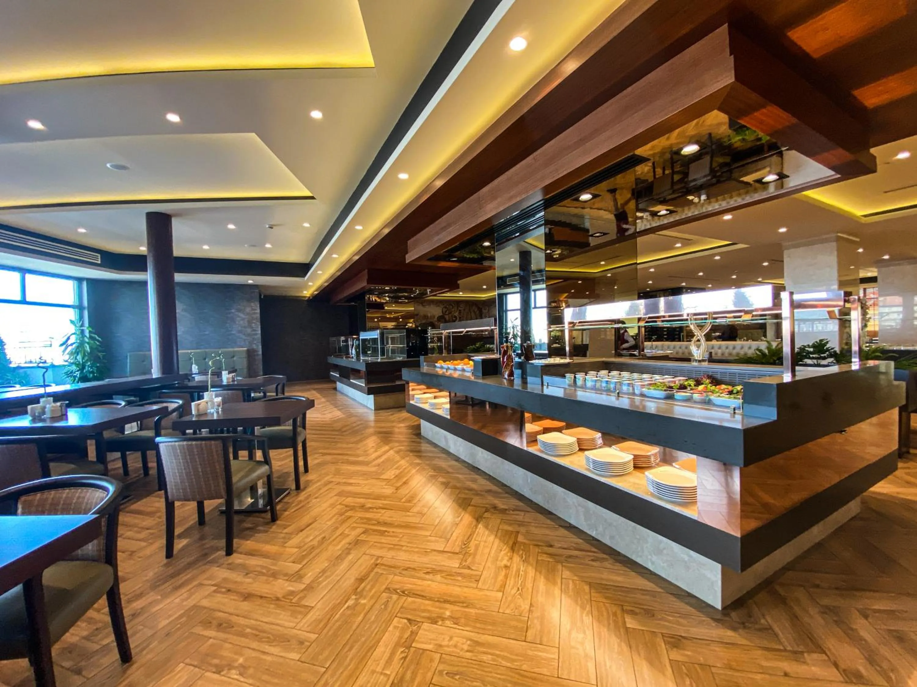 Restaurant/places to eat in Almira Hotel Thermal Spa & Convention Center