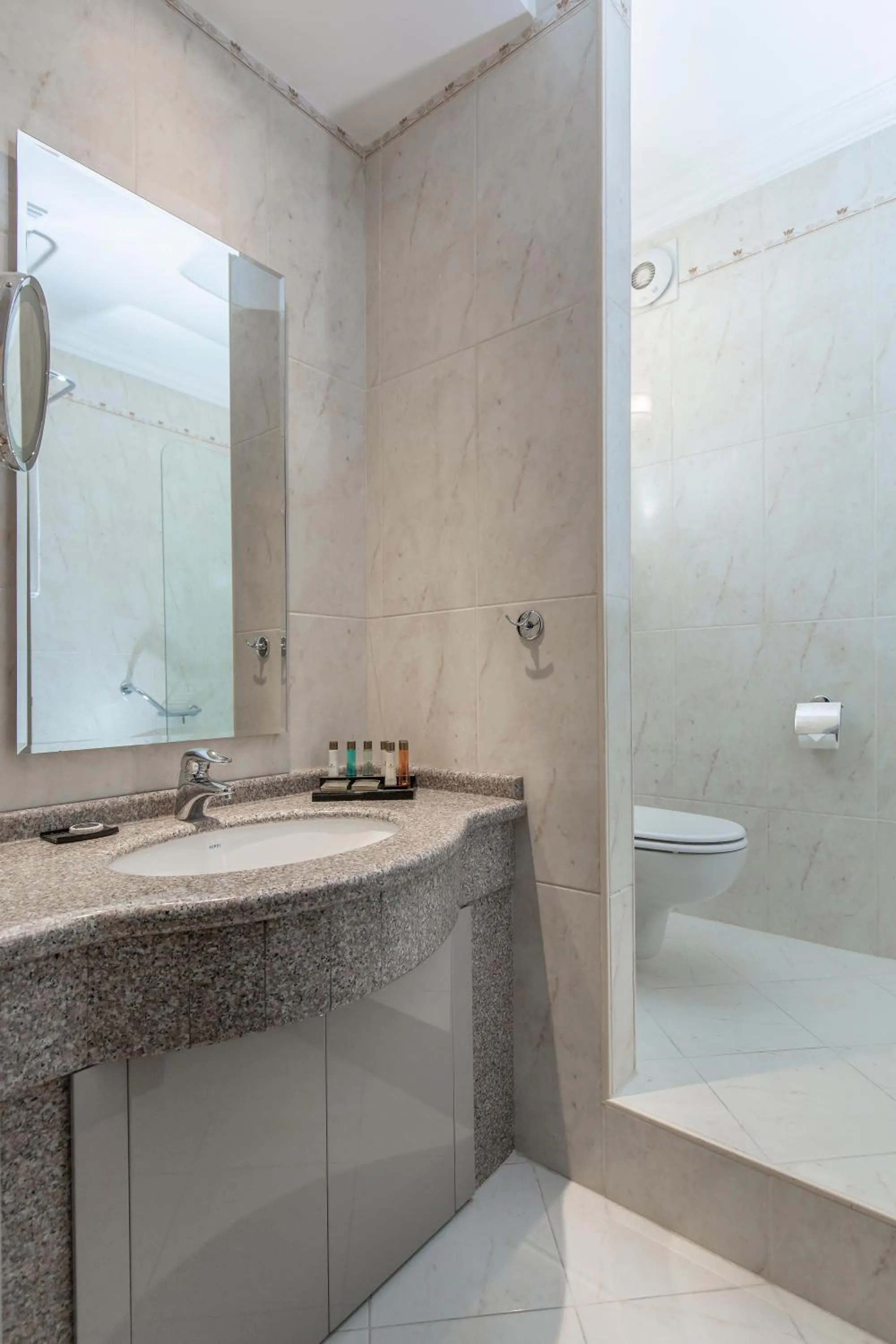 Bathroom in Almira Hotel Thermal Spa & Convention Center