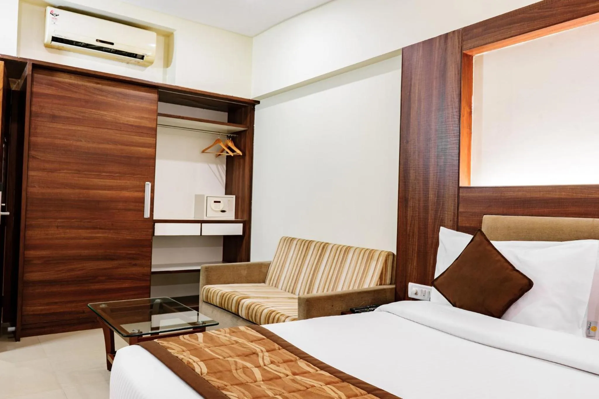 Seating area, Bed in Valley View Beacon Resort