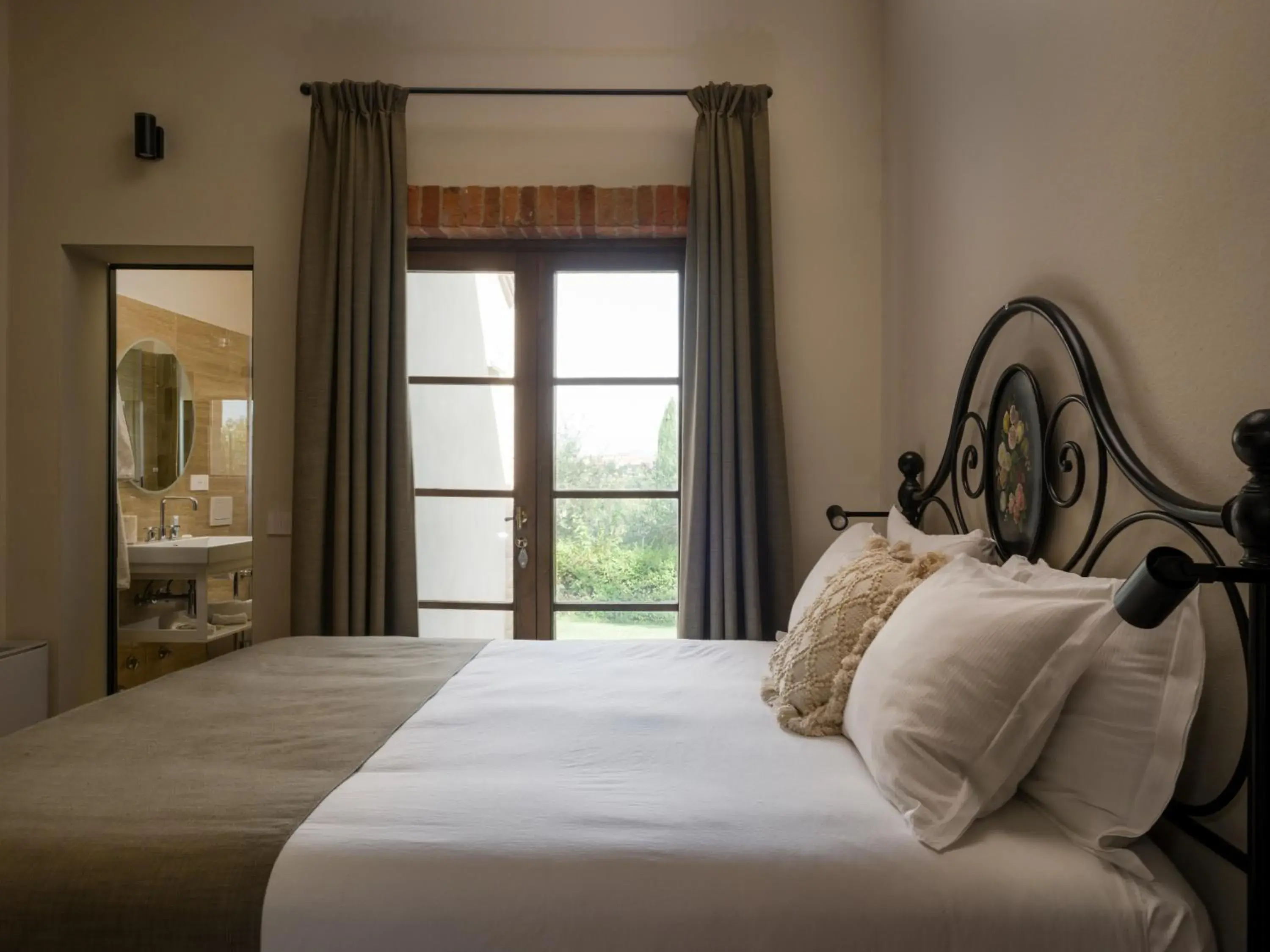 Two-Bedroom Suite in Borgo San Vincenzo Two-Bedroom Suite in Borgo San Vincenzo