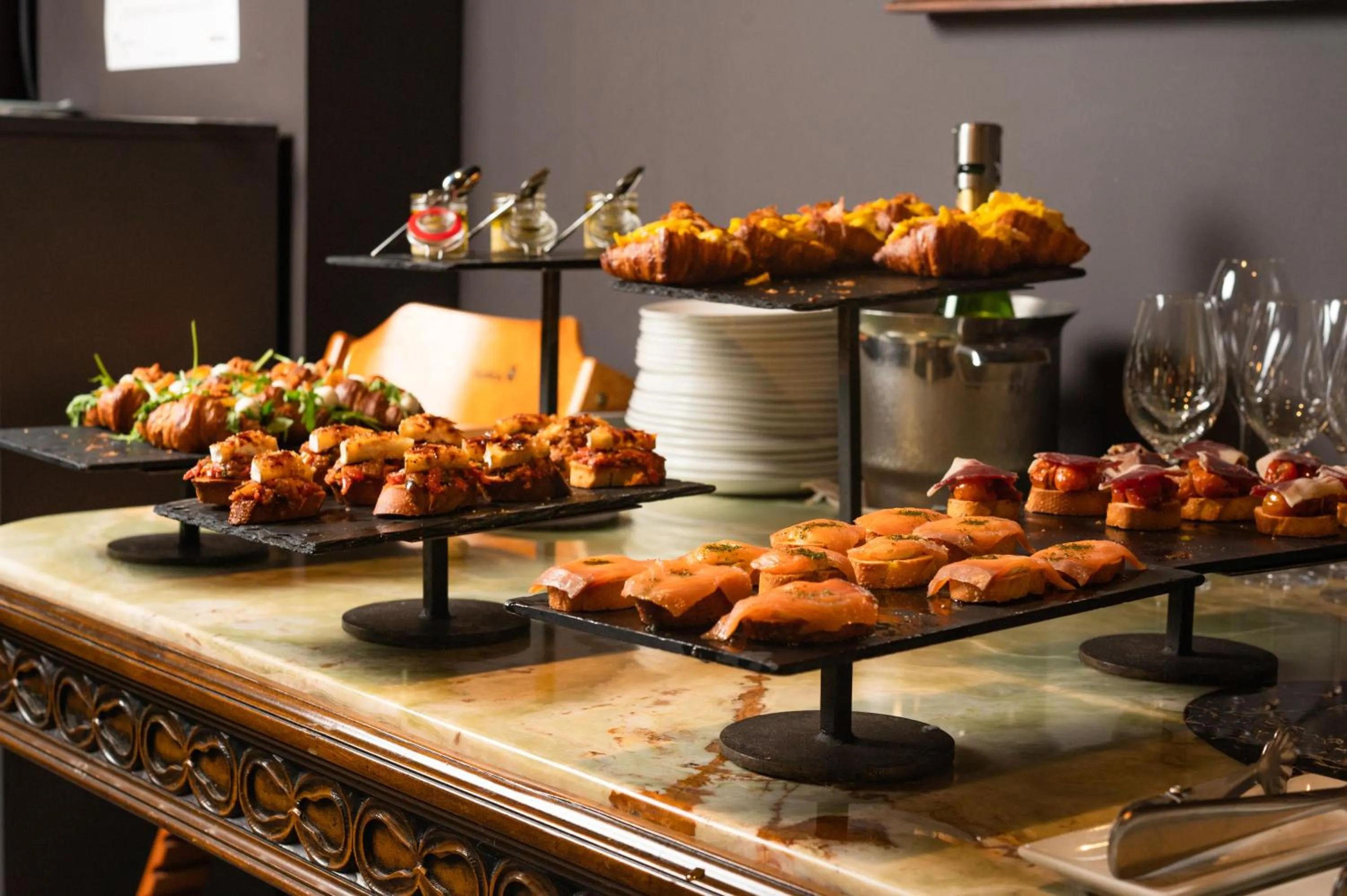 Restaurant/places to eat in Hotel Atari