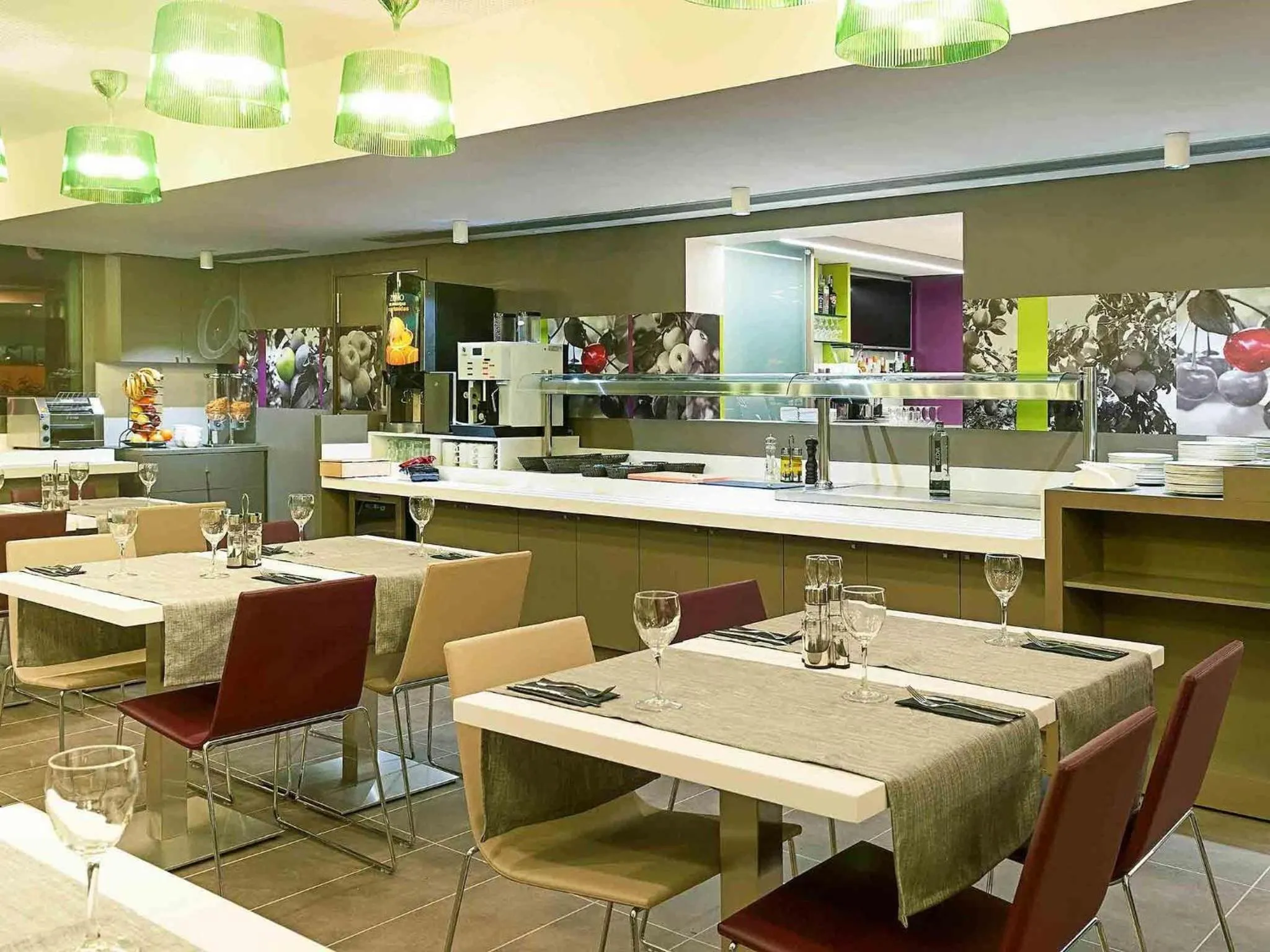 Restaurant/places to eat in Hotel Ibis Styles Lleida Torrefarrera