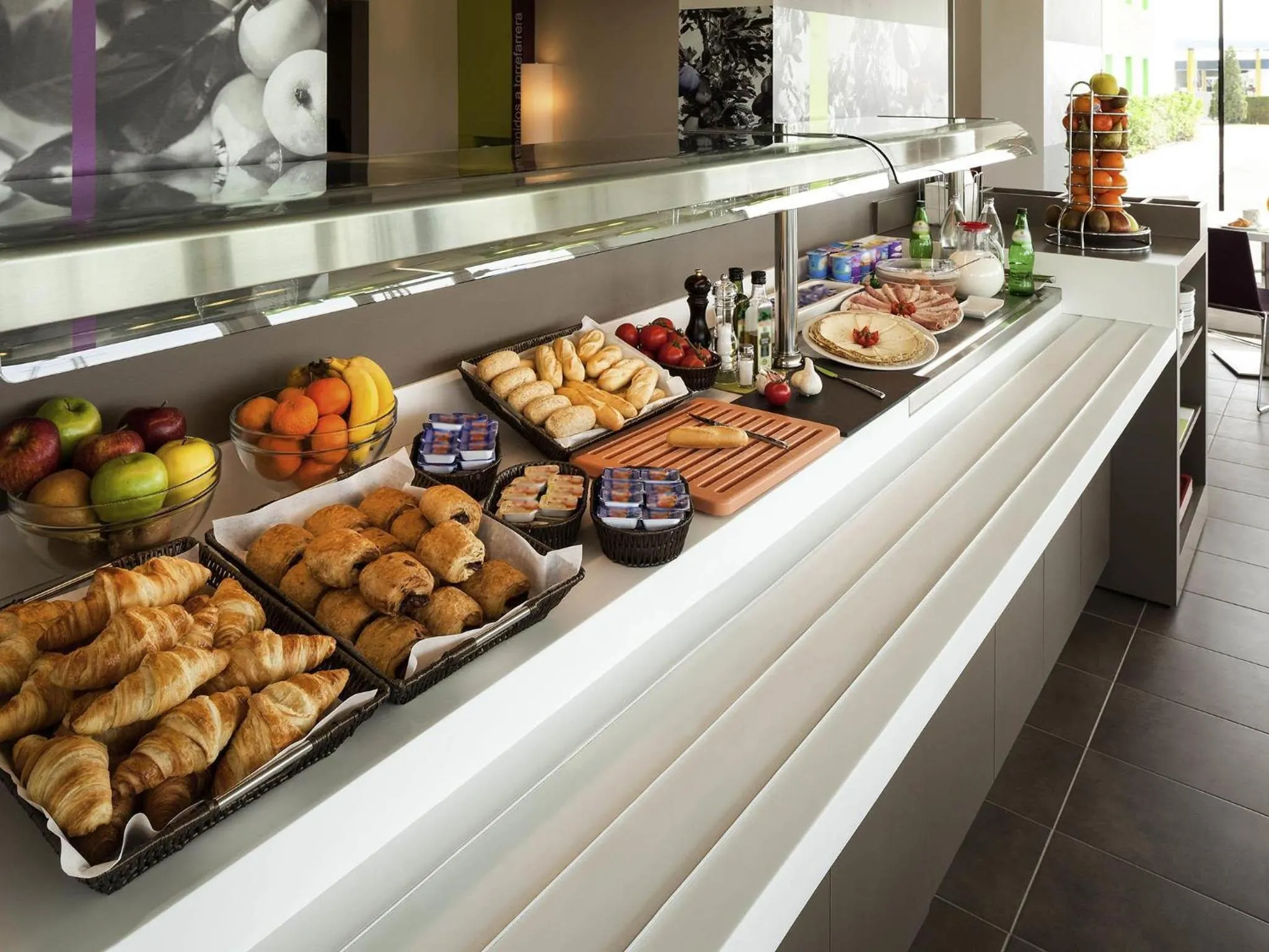 Lounge or bar in Hotel Ibis Styles Lleida Torrefarrera
