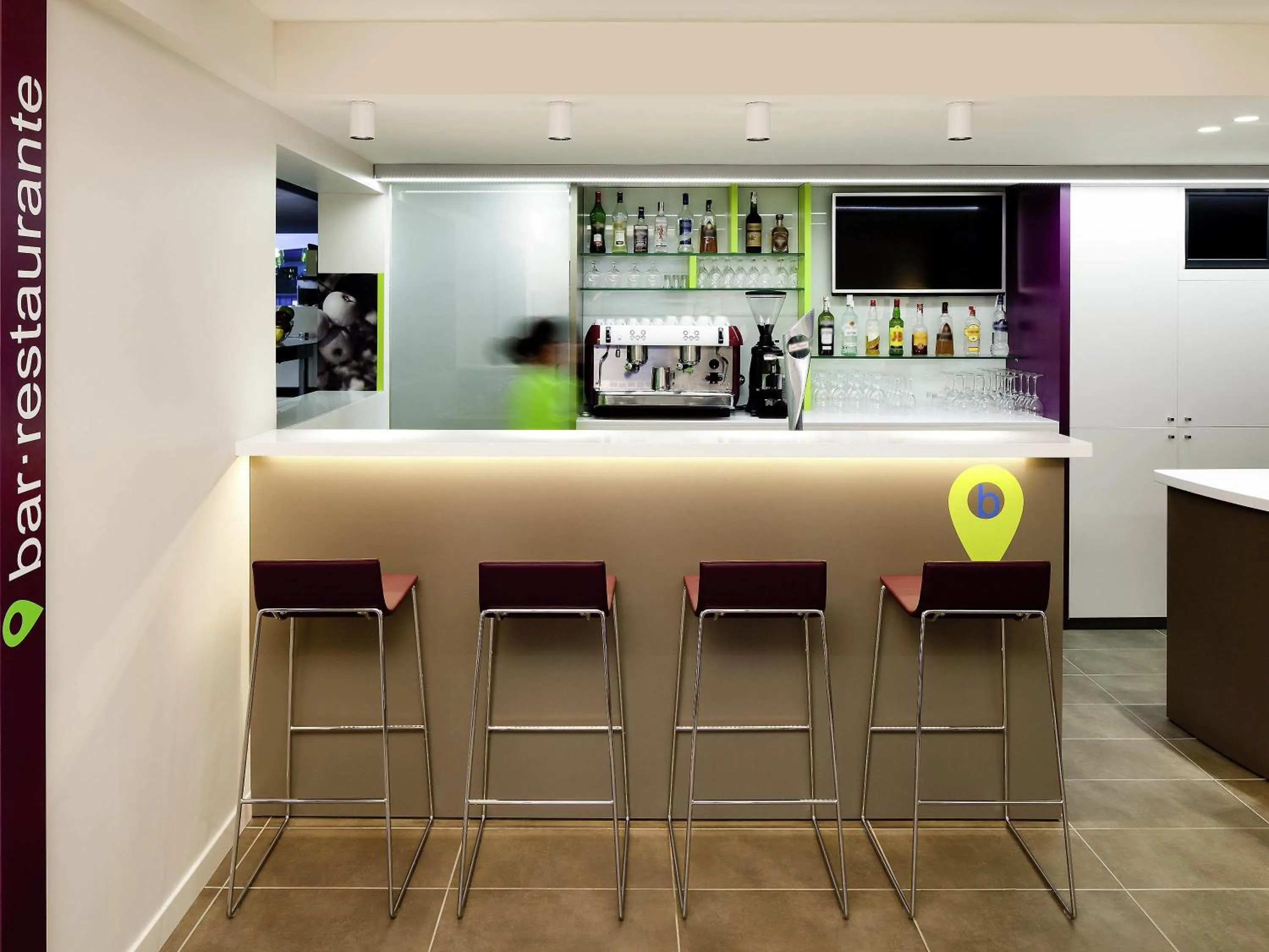 Lounge or bar in Hotel Ibis Styles Lleida Torrefarrera