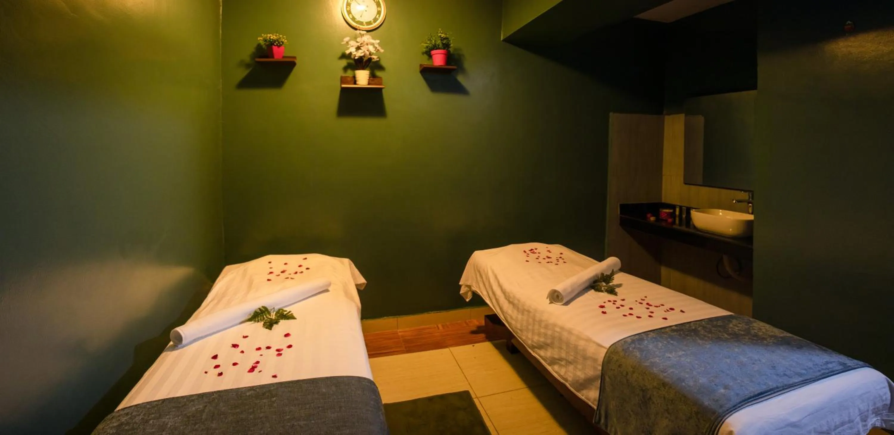 Massage in Highlands Suites Hotel and Apartments