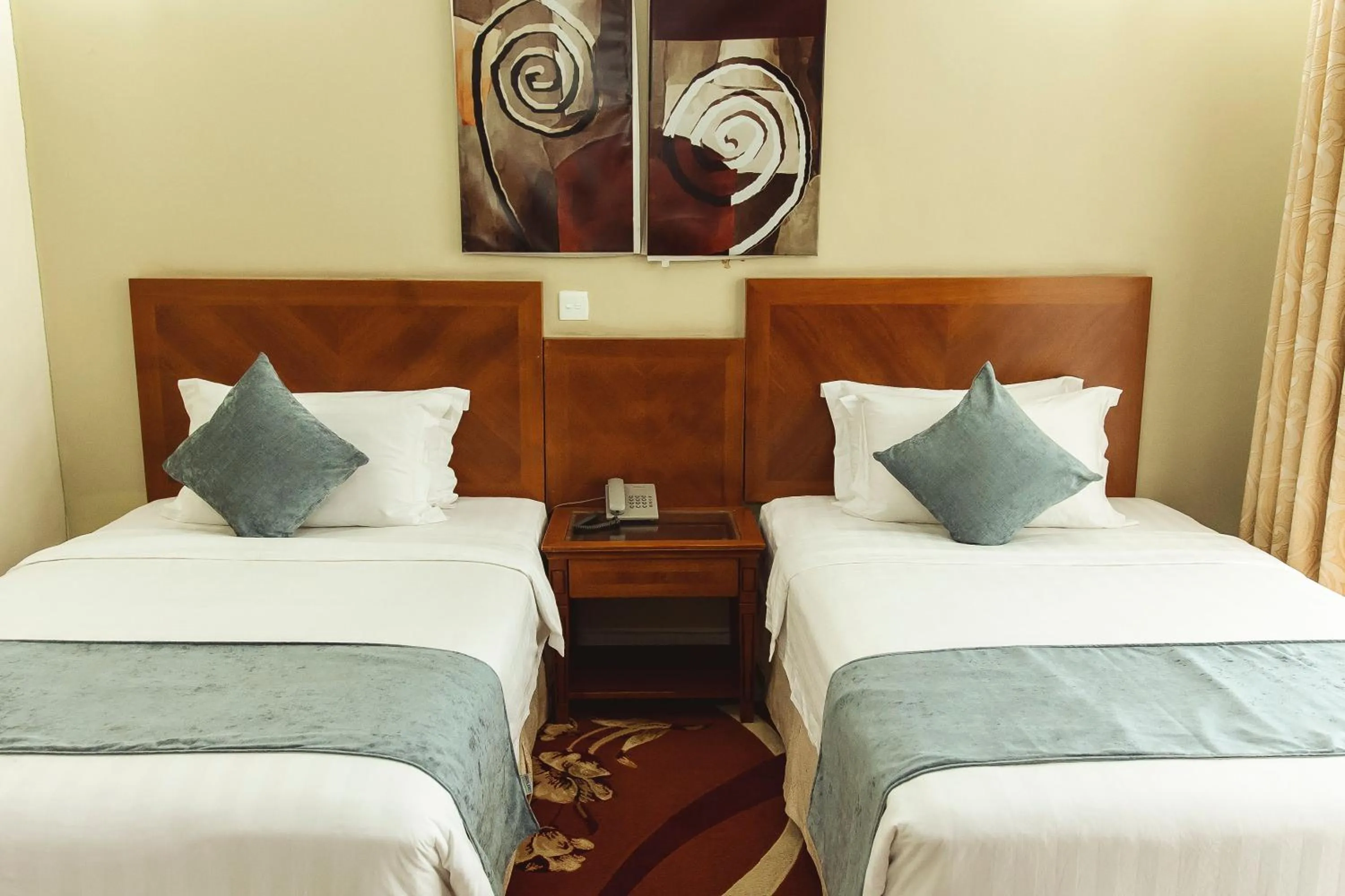 Bed in Highlands Suites Hotel and Apartments