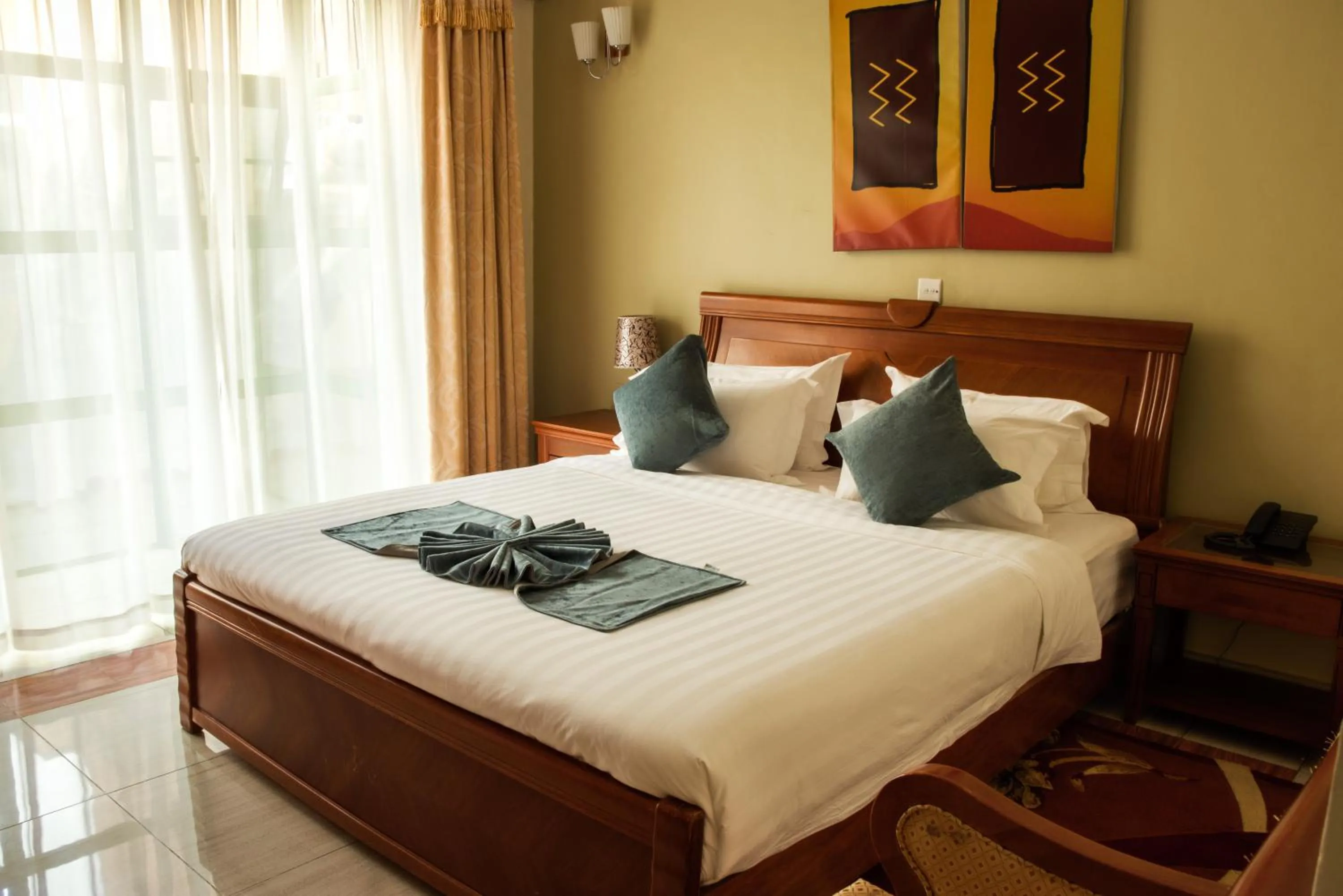 Bed in Highlands Suites Hotel and Apartments