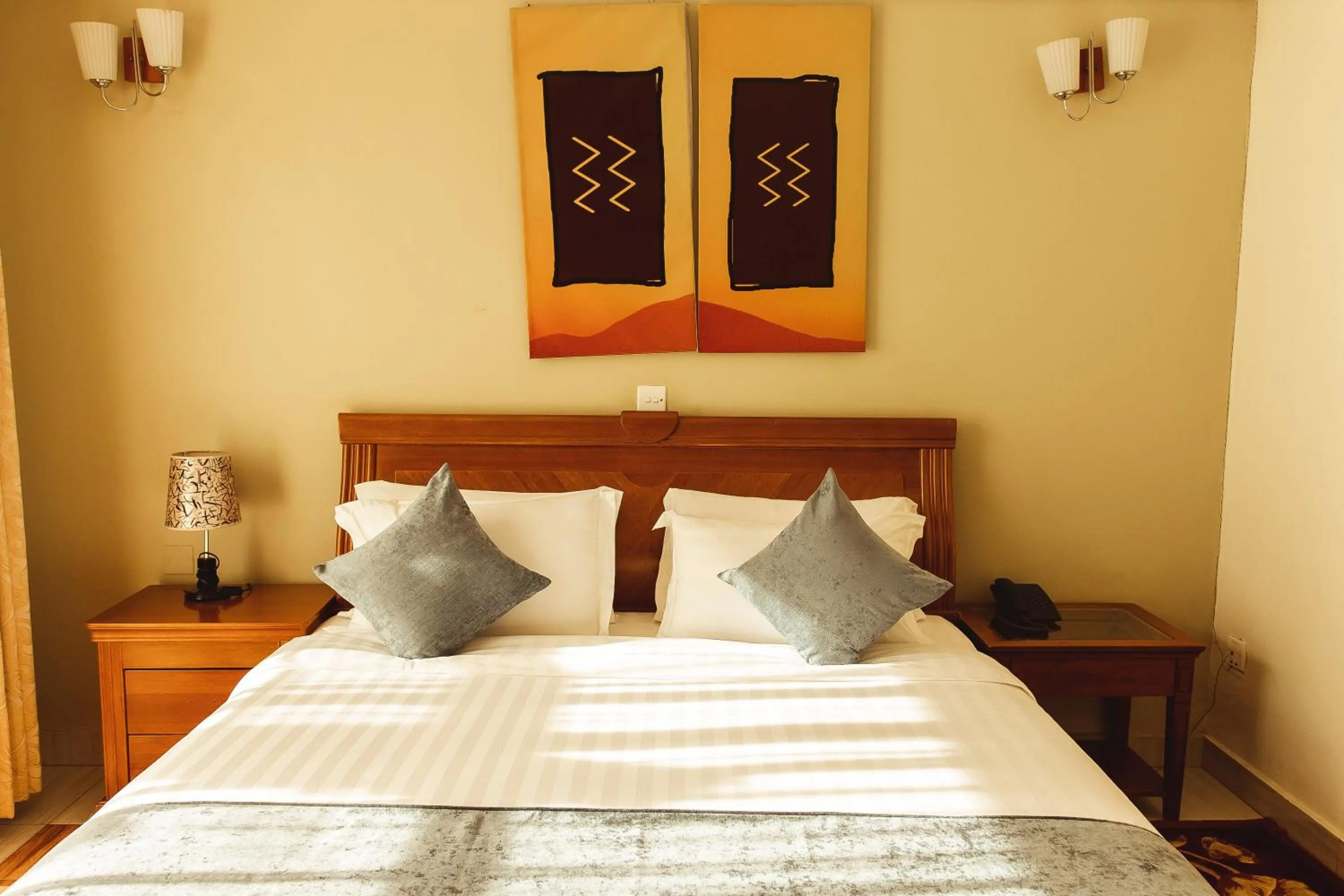 Bed in Highlands Suites Hotel and Apartments