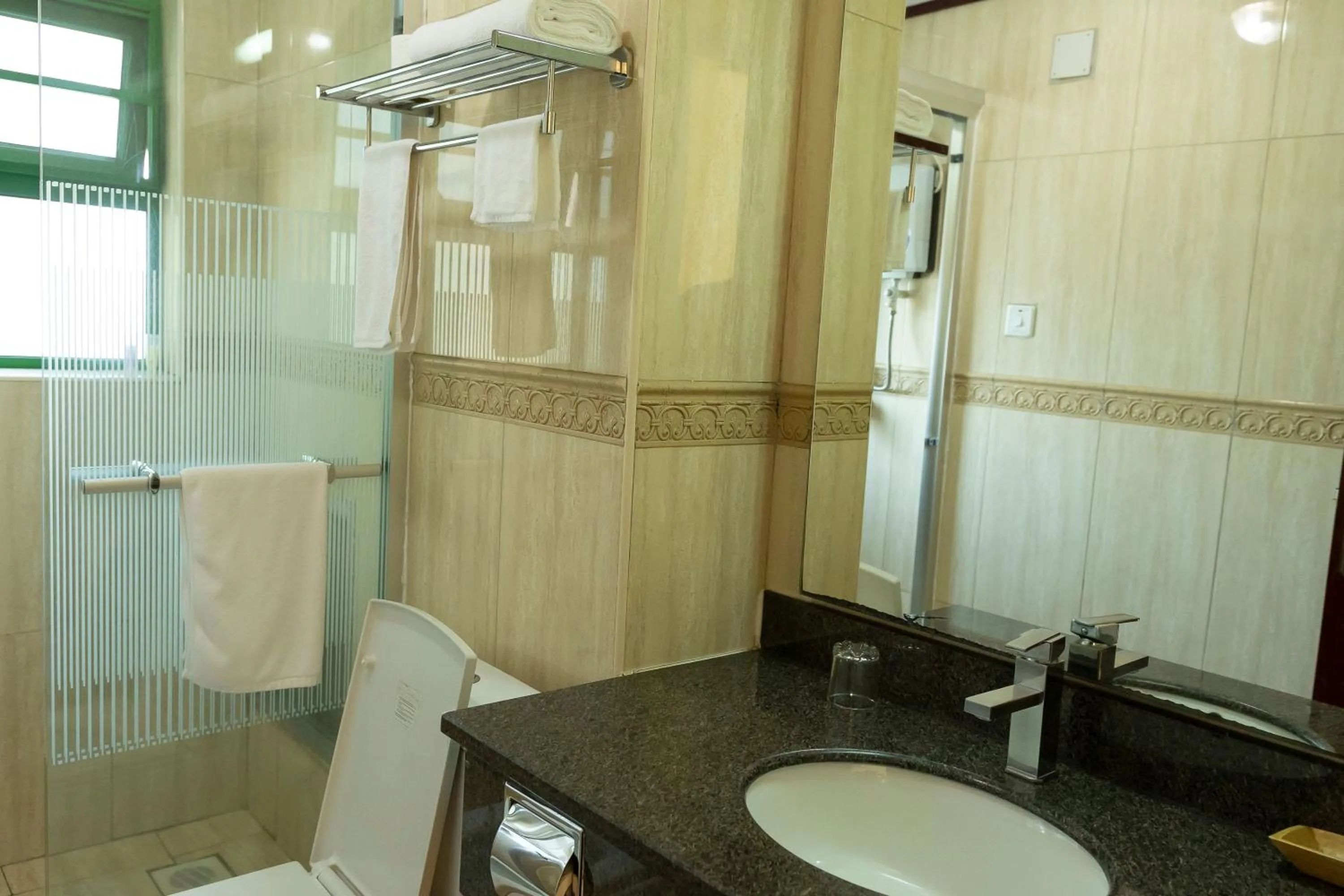 Shower in Highlands Suites Hotel and Apartments