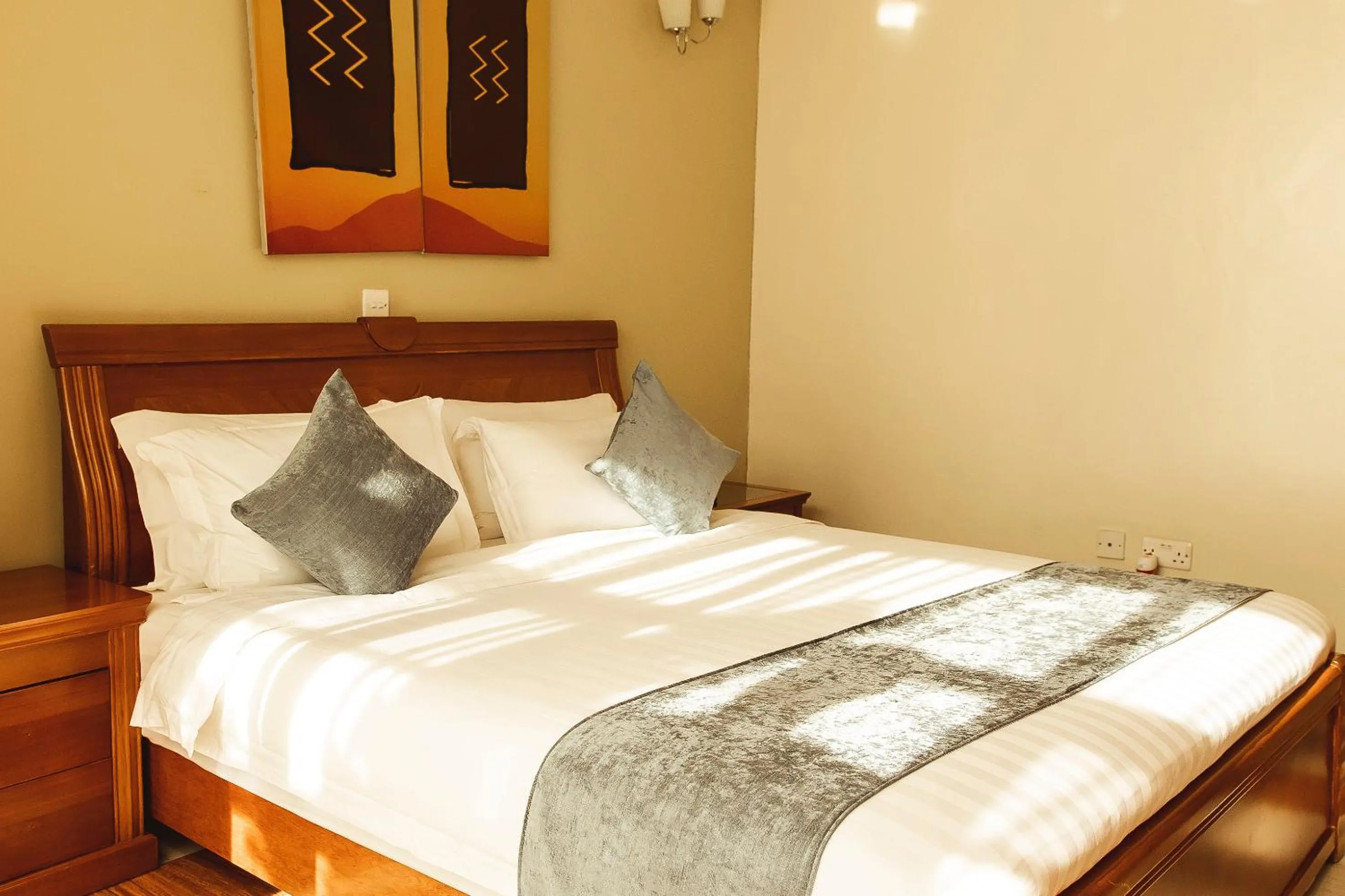 Bed in Highlands Suites Hotel and Apartments