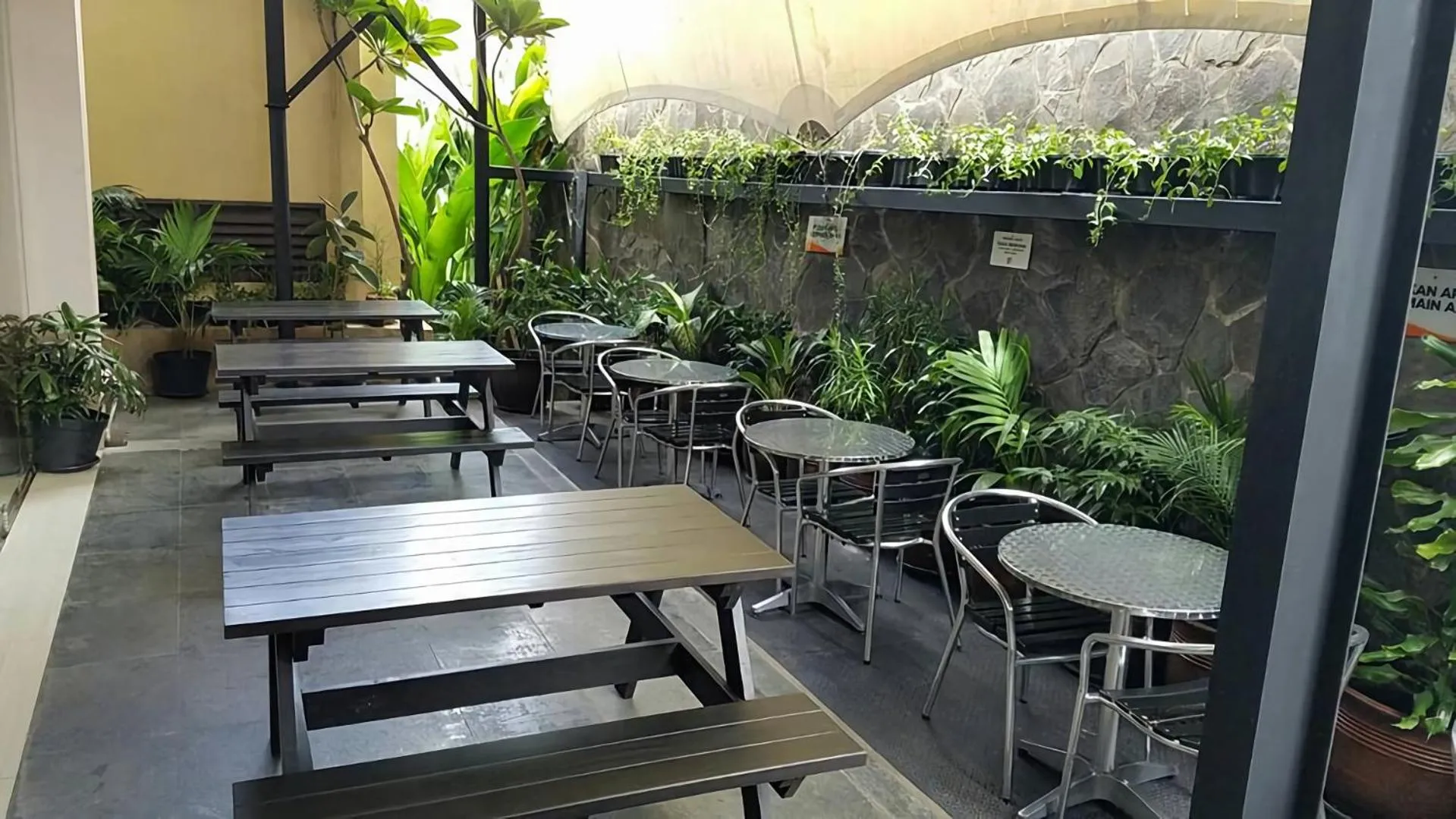 Restaurant/places to eat in V Hotel Tebet