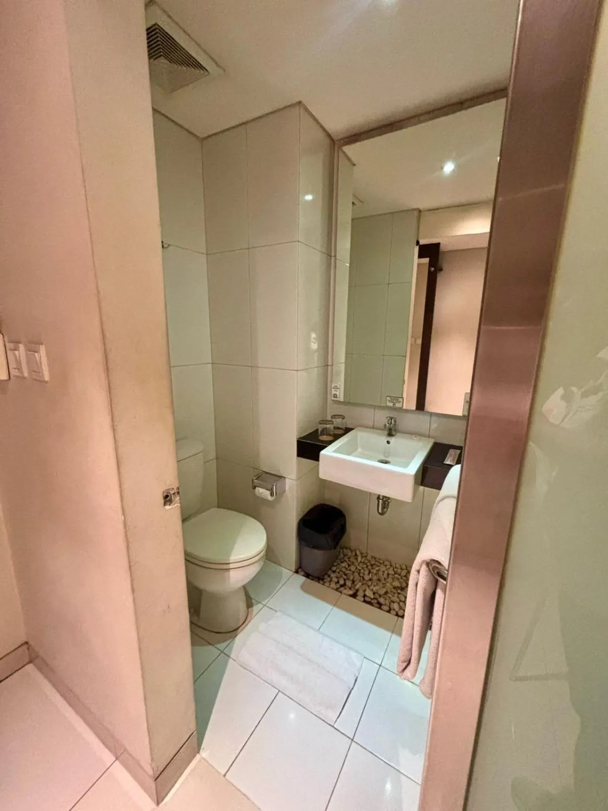 Toilet in V Hotel Tebet