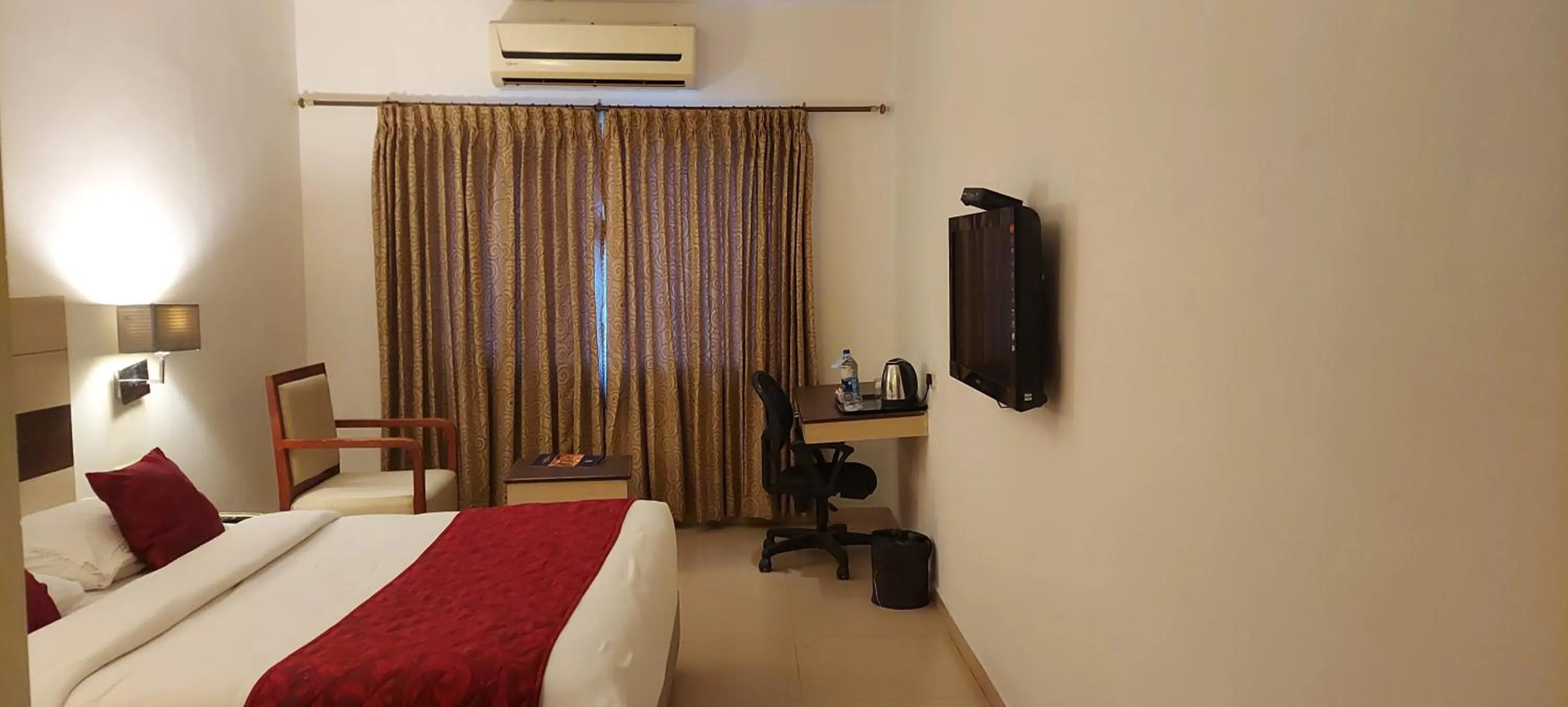 Bedroom, Bed in SRM Hotel