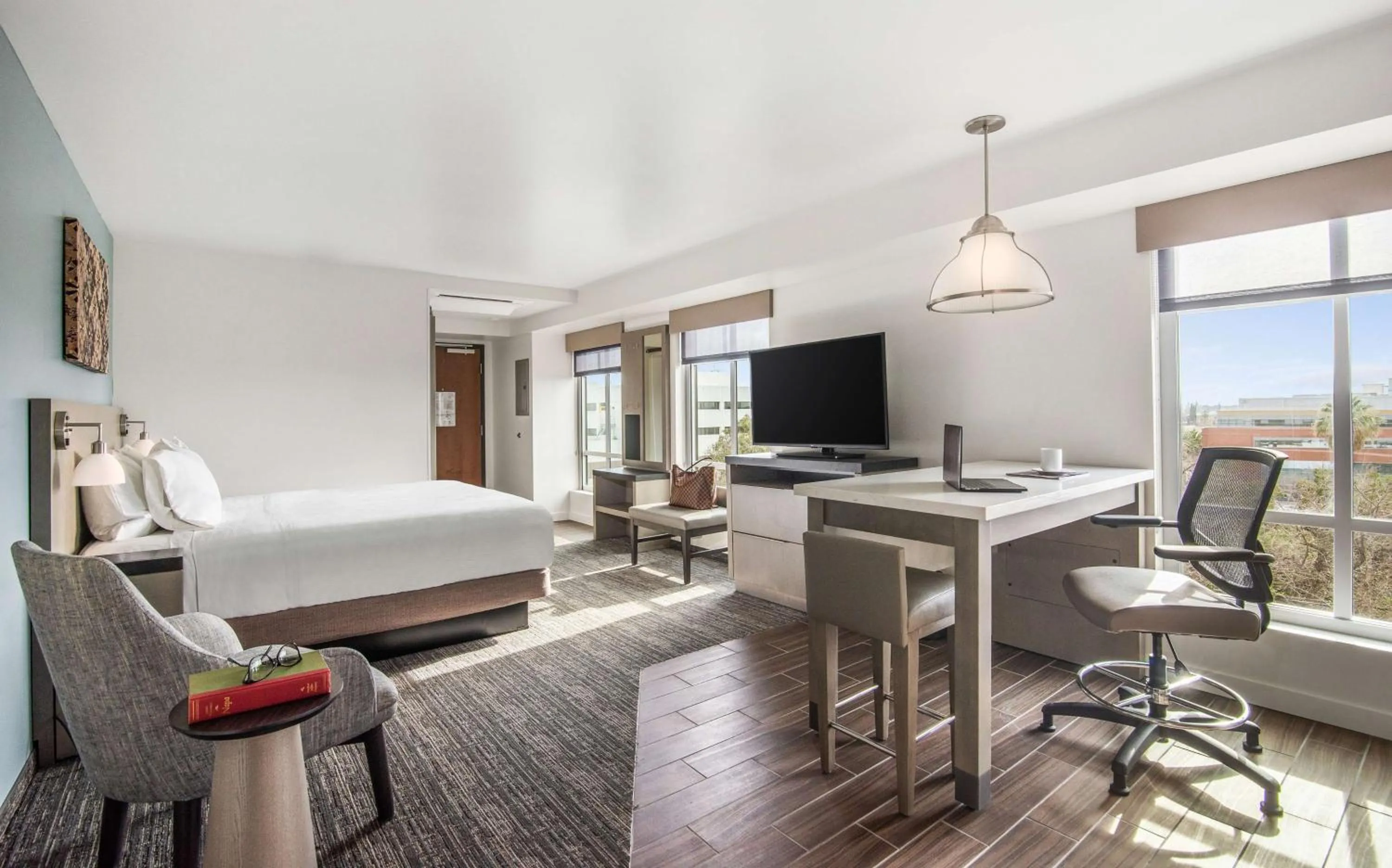 View (from property/room), Bed in Hyatt House Sacramento-Midtown