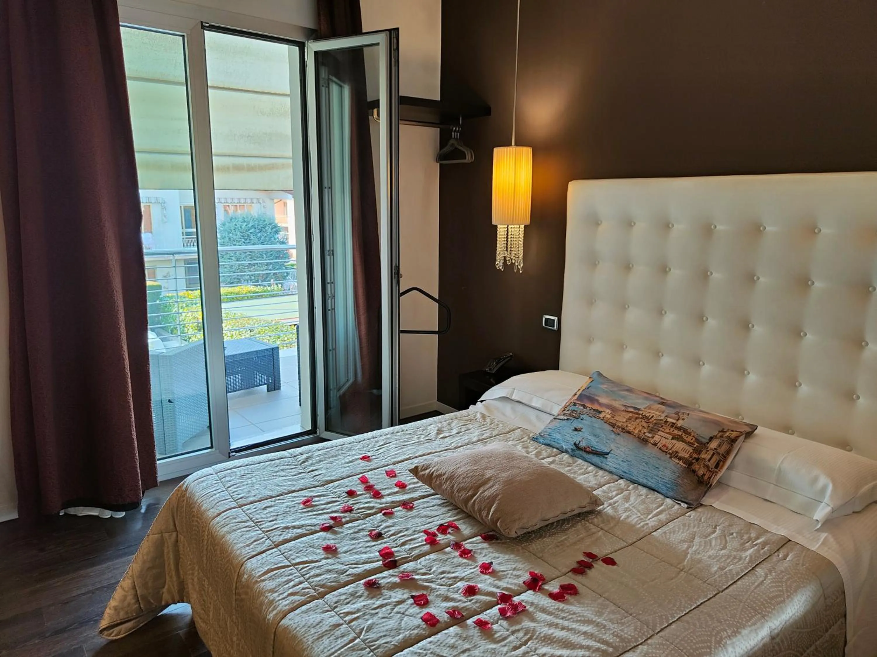 Bed in Hotel In - Lounge Room