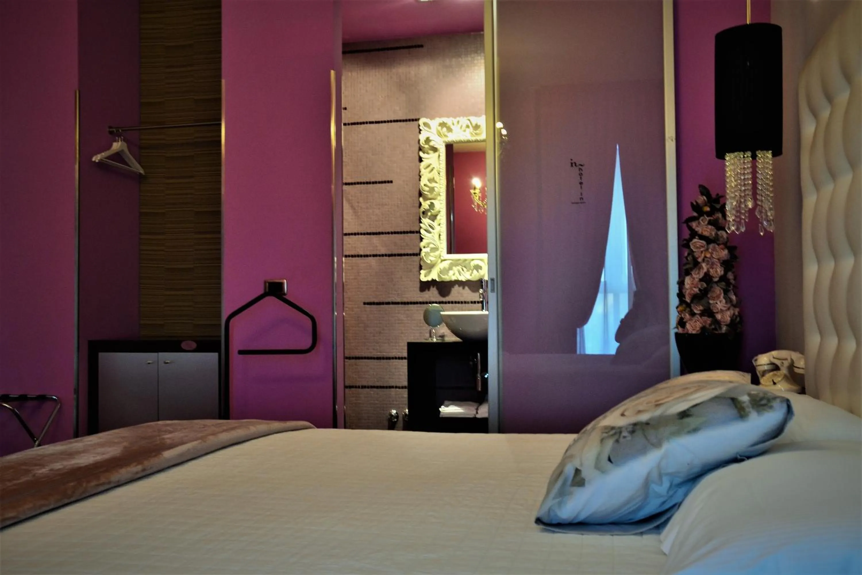 Bed in Hotel In - Lounge Room