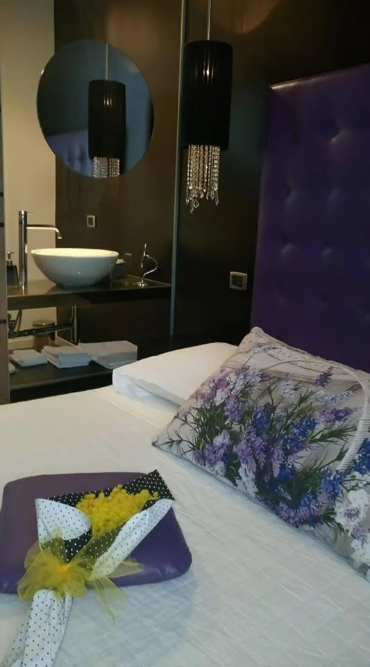 Bed in Hotel In - Lounge Room