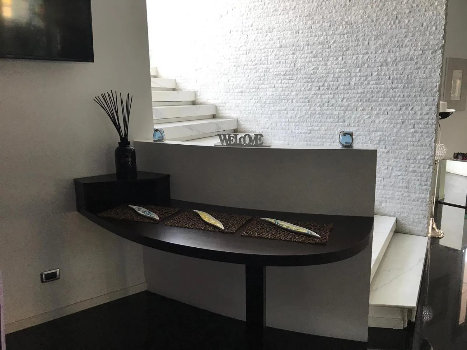 Communal lounge/ TV room in Hotel In - Lounge Room