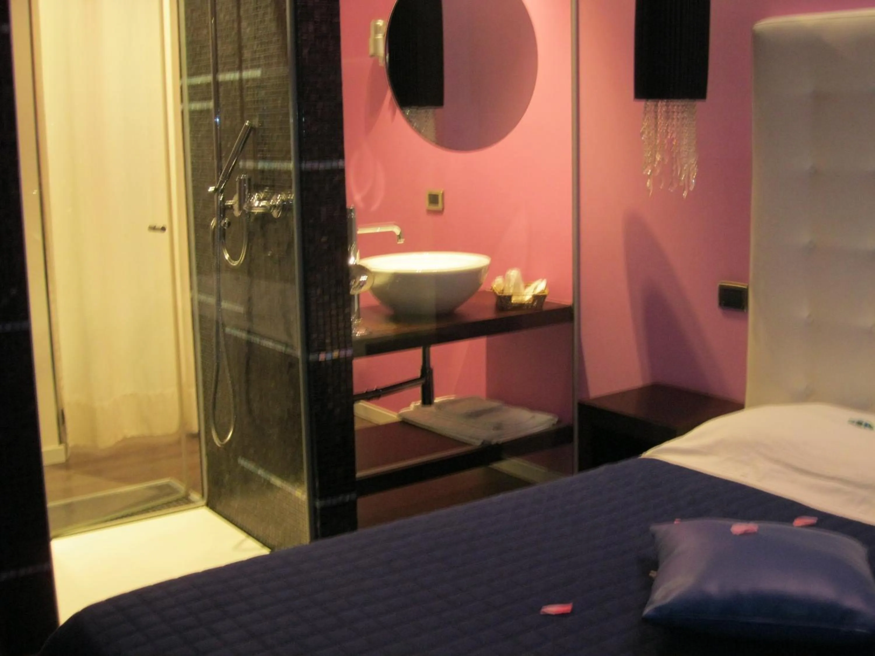 Bed in Hotel In - Lounge Room