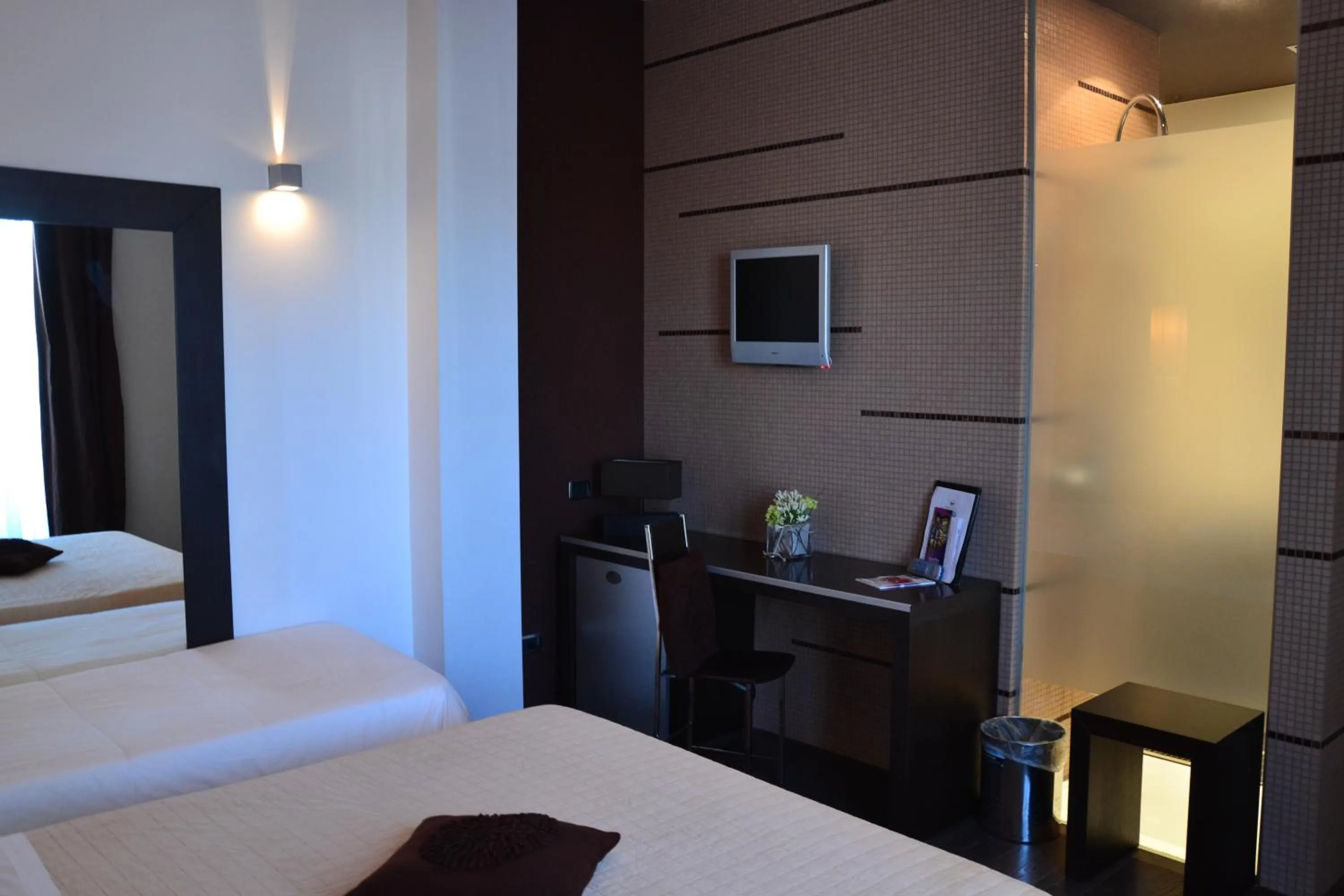 Bed in Hotel In - Lounge Room