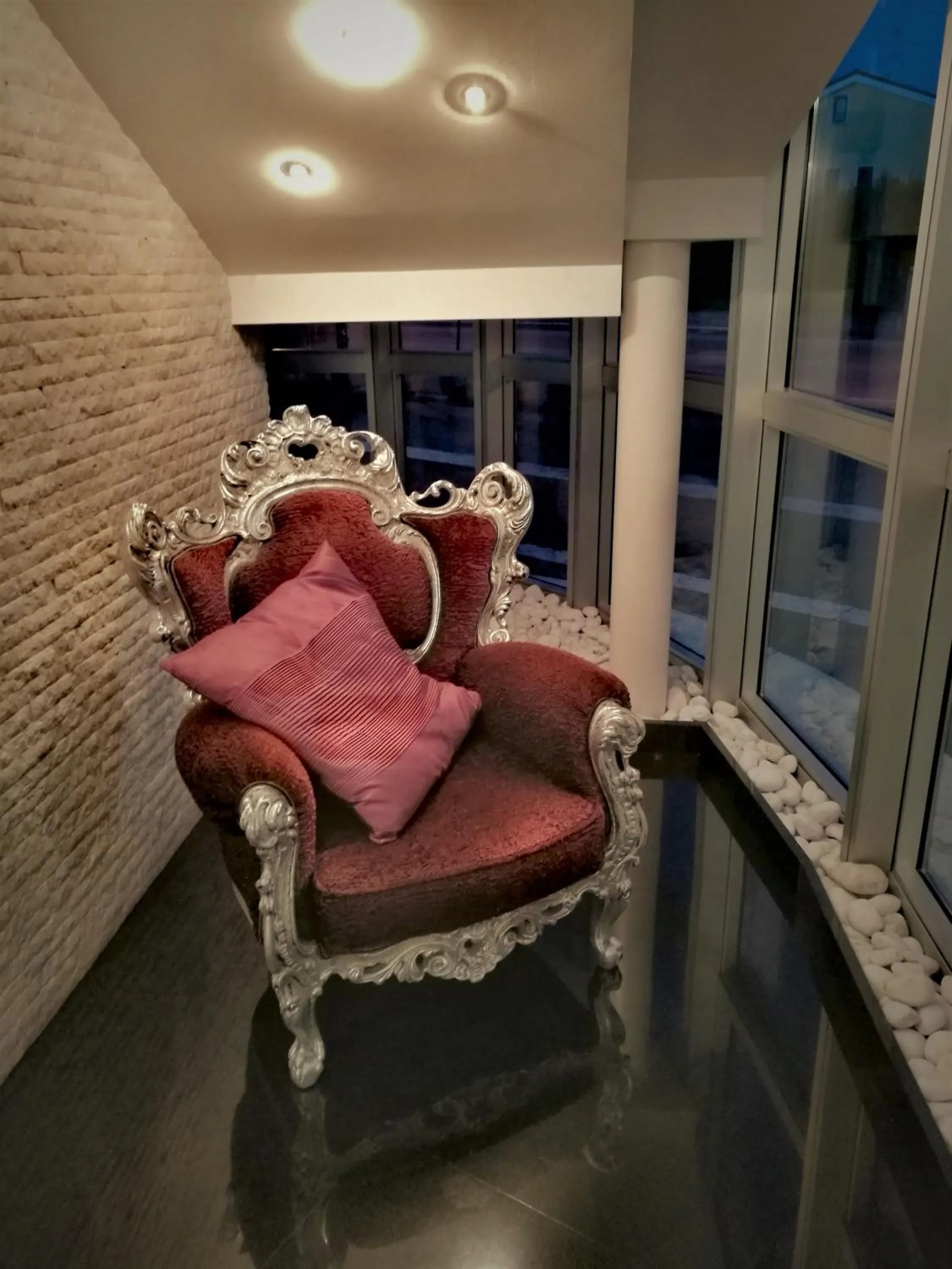 Hotel In - Lounge Room