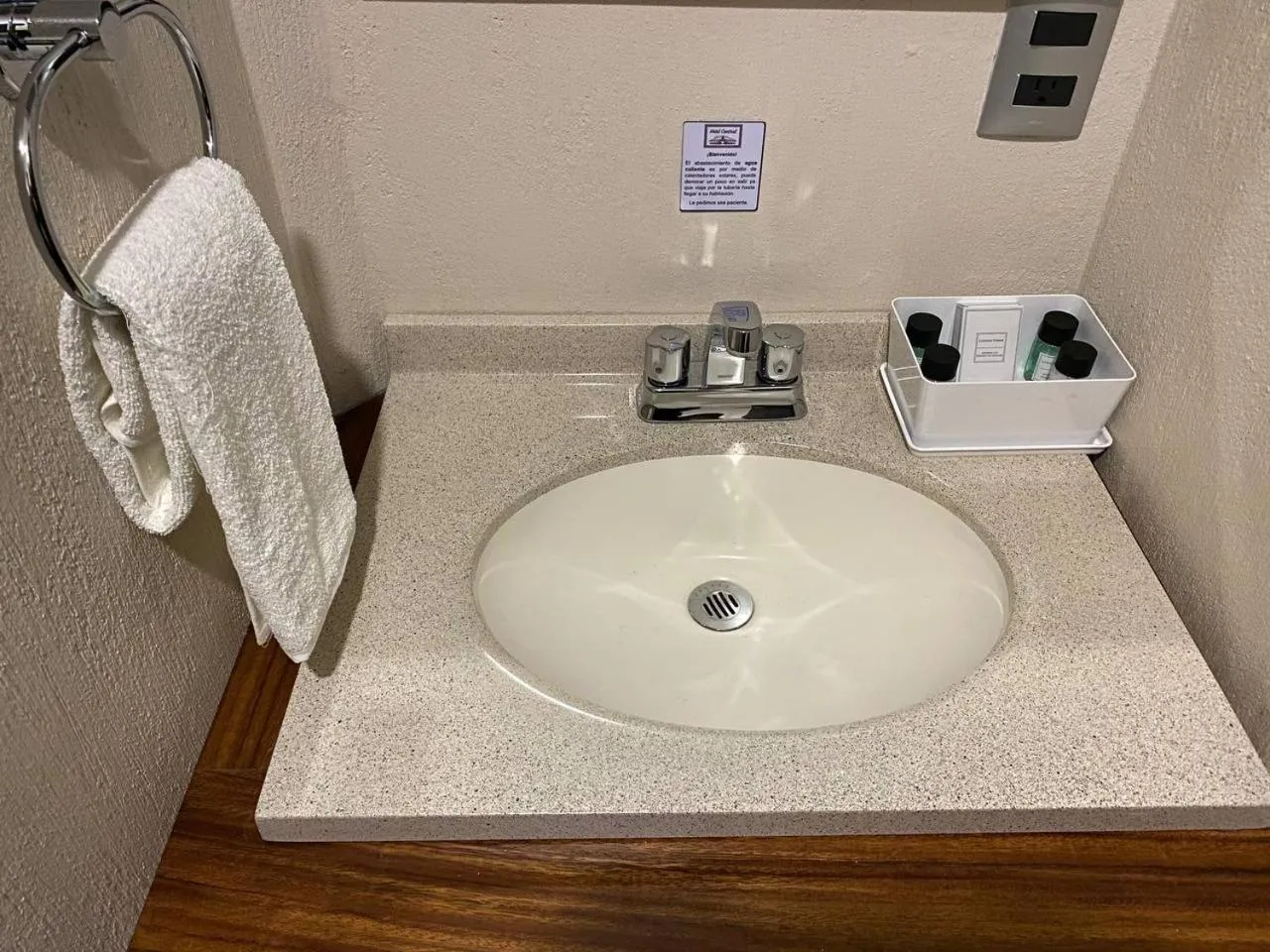 Bathroom in Hotel Central Pirámides