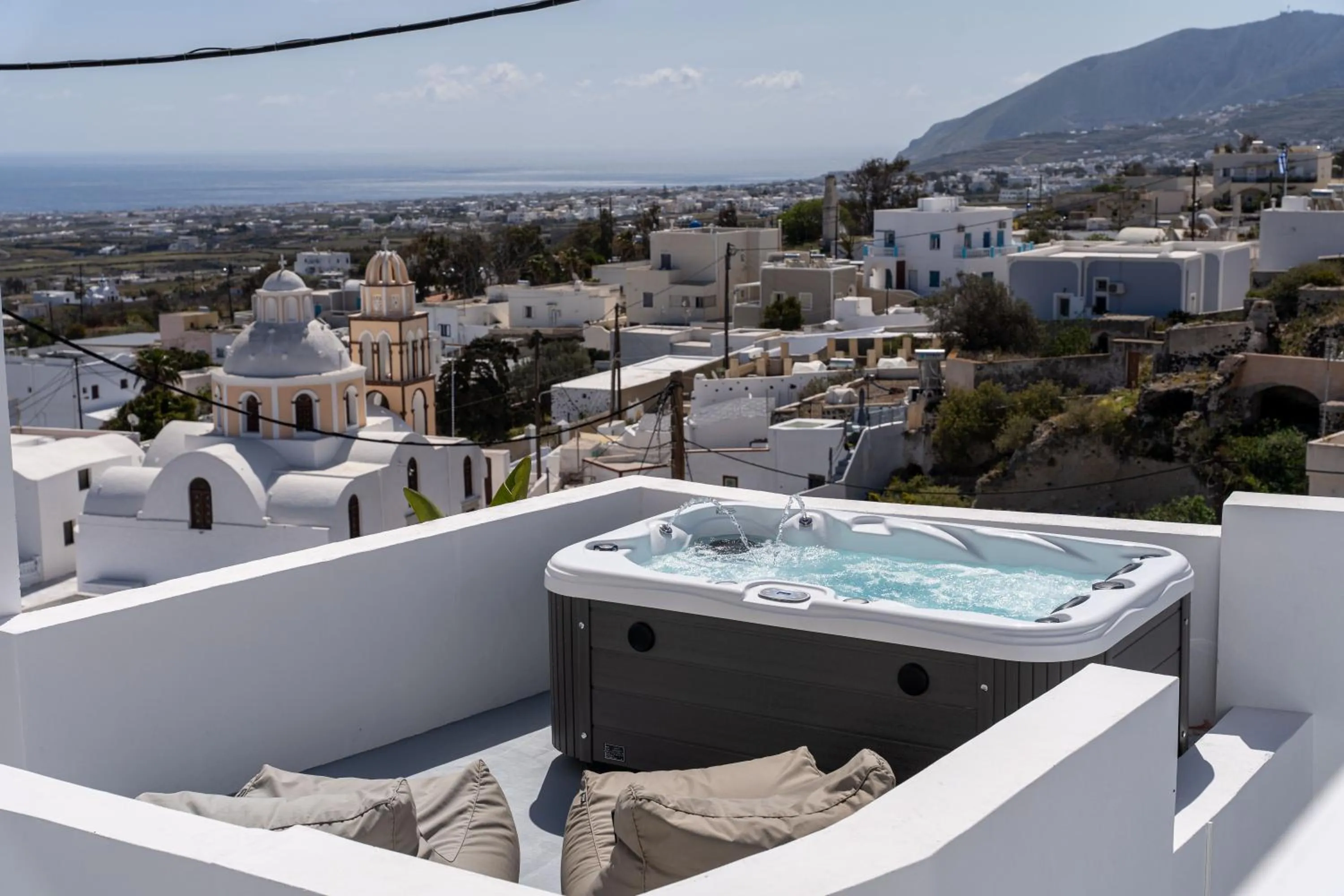 Hot Tub in Cycladic Suites & Spa