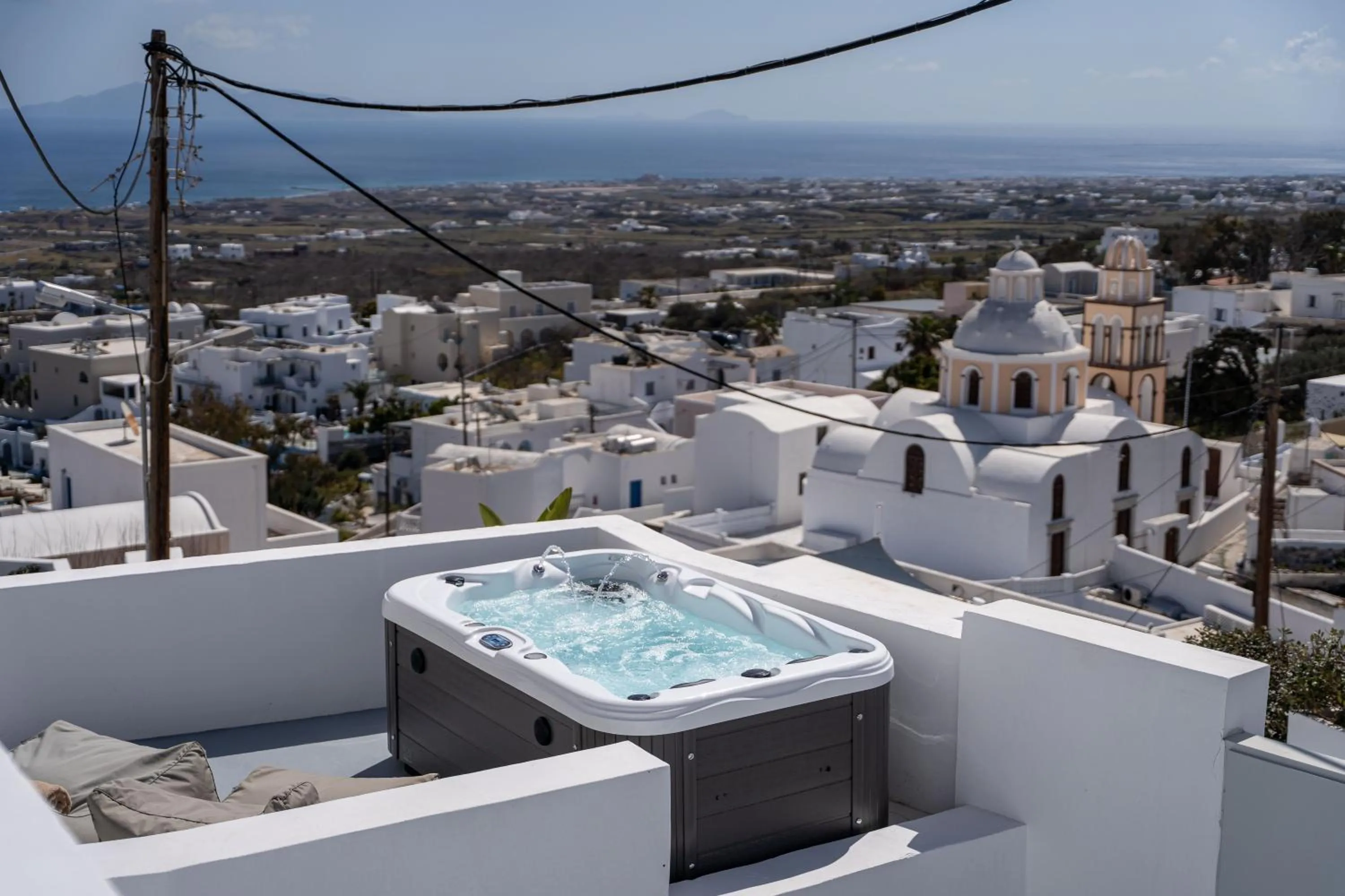 Hot Tub in Cycladic Suites & Spa