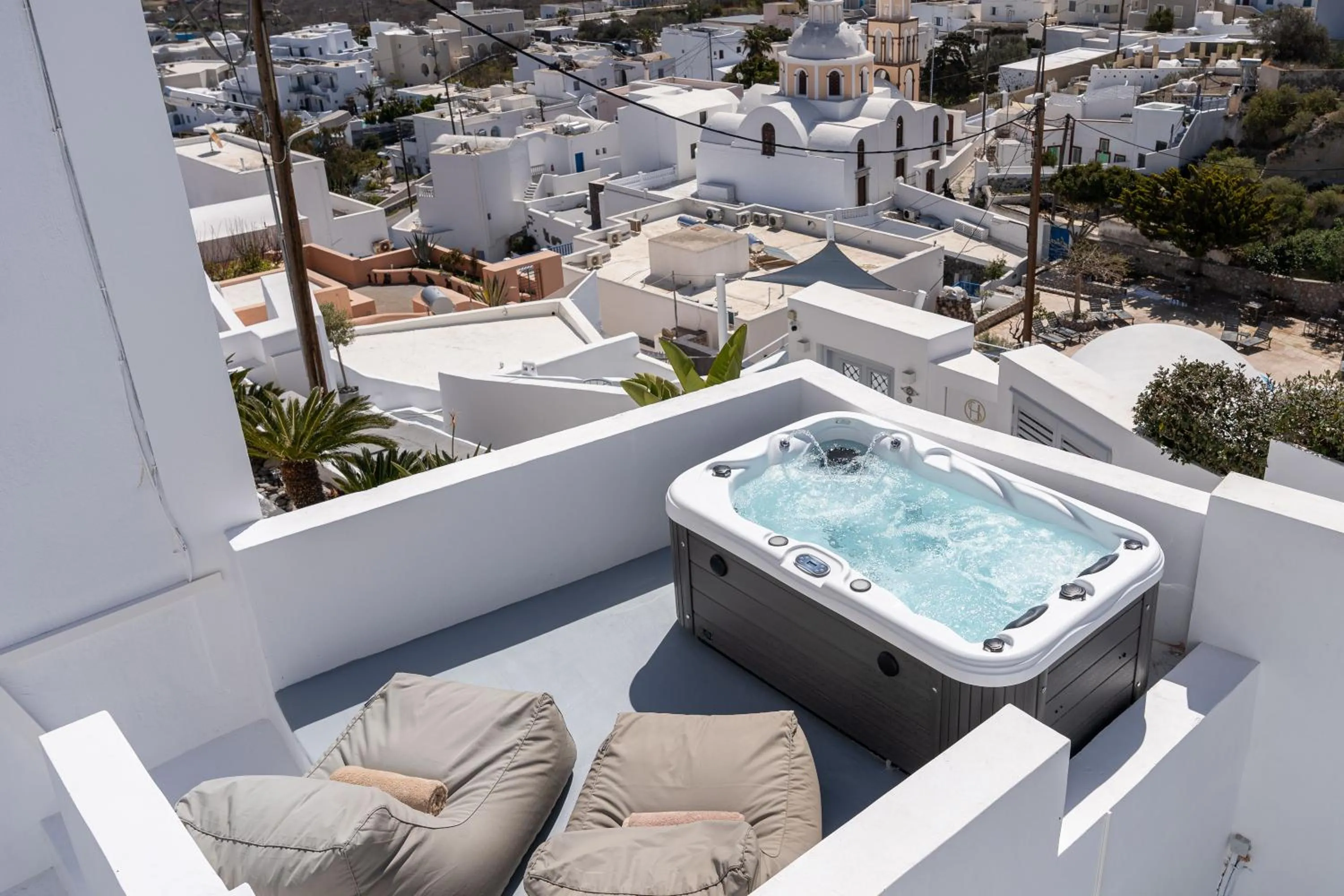 Hot Tub in Cycladic Suites & Spa