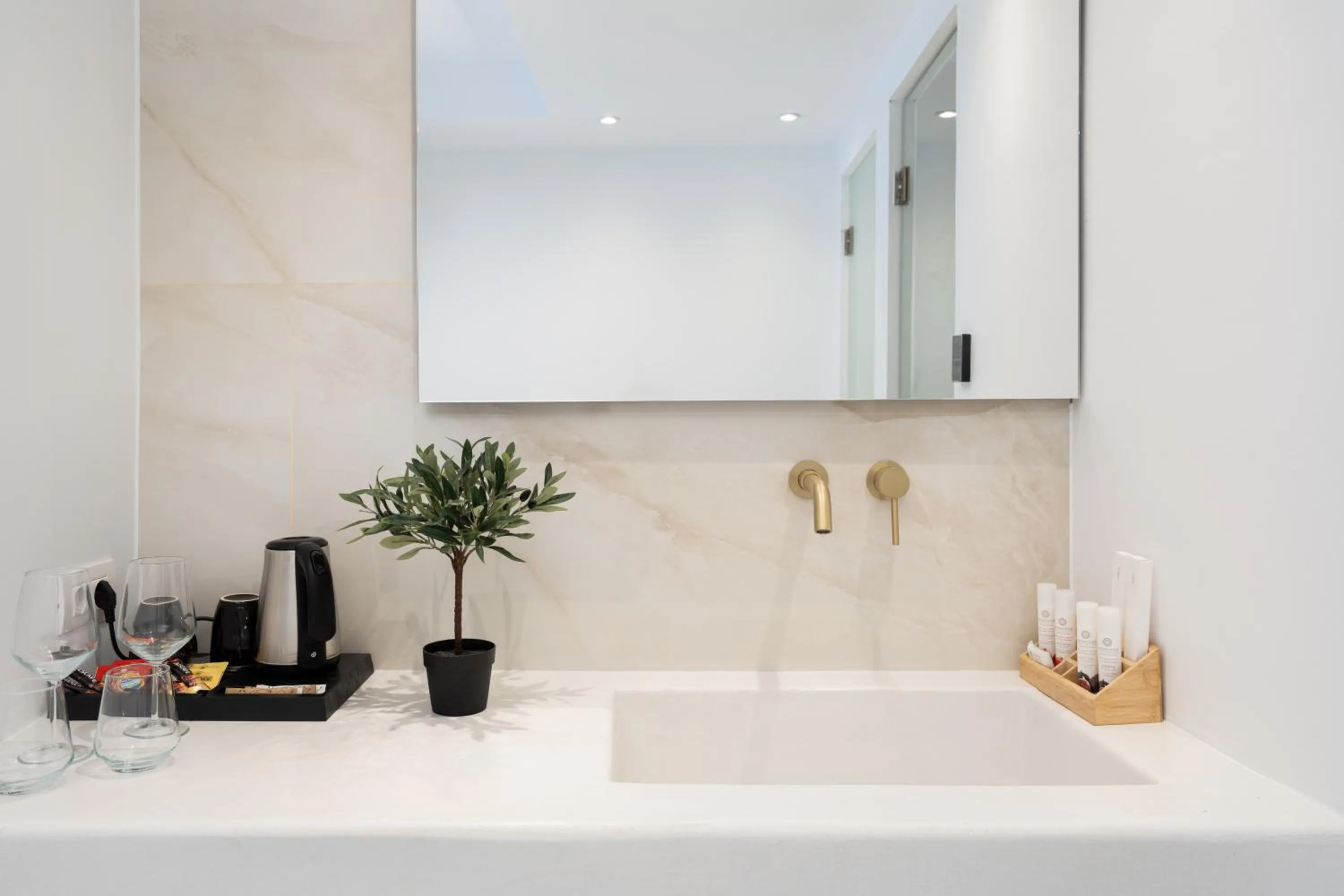 Coffee/tea facilities in Cycladic Suites & Spa