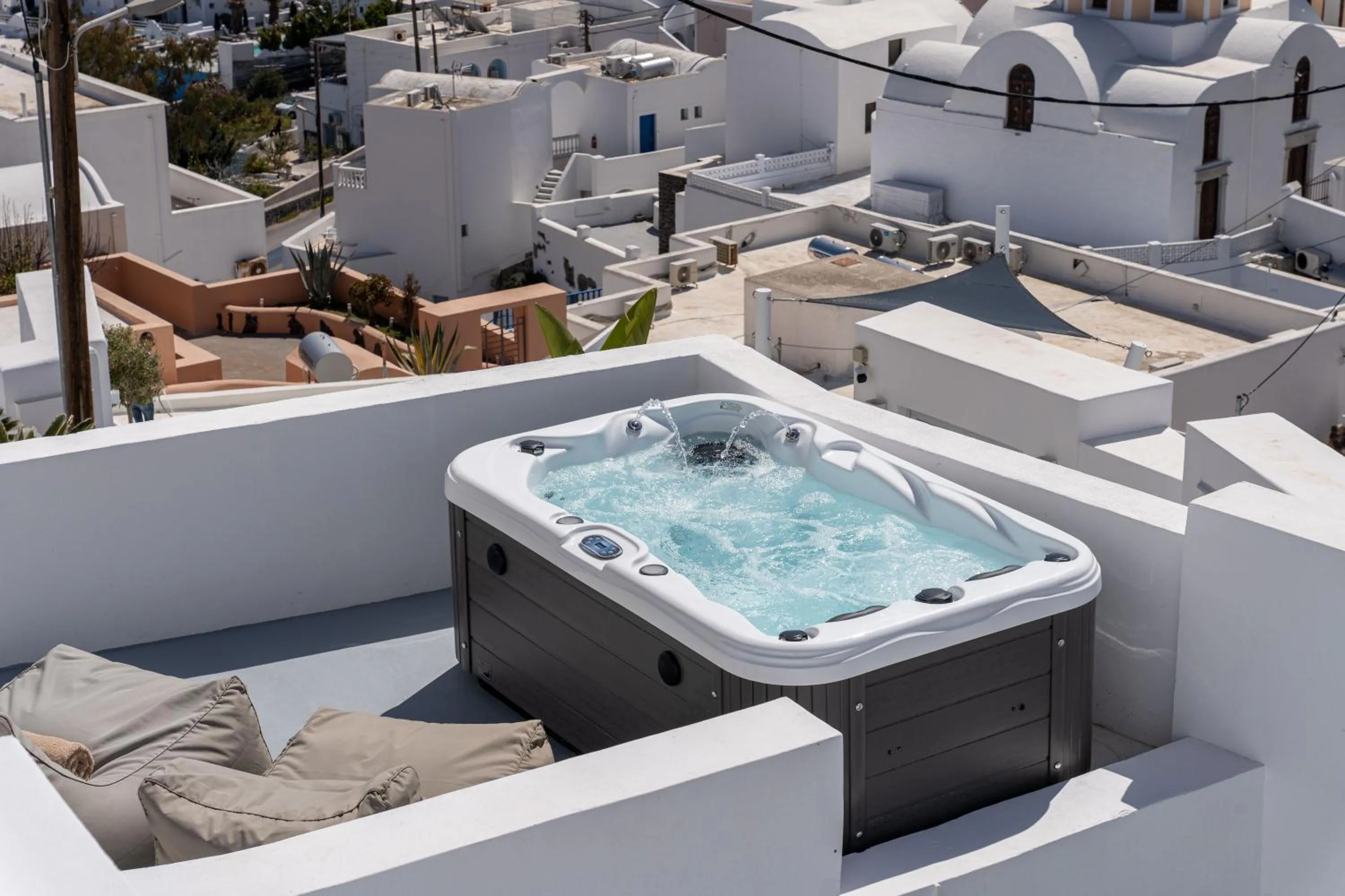 Hot Tub in Cycladic Suites & Spa