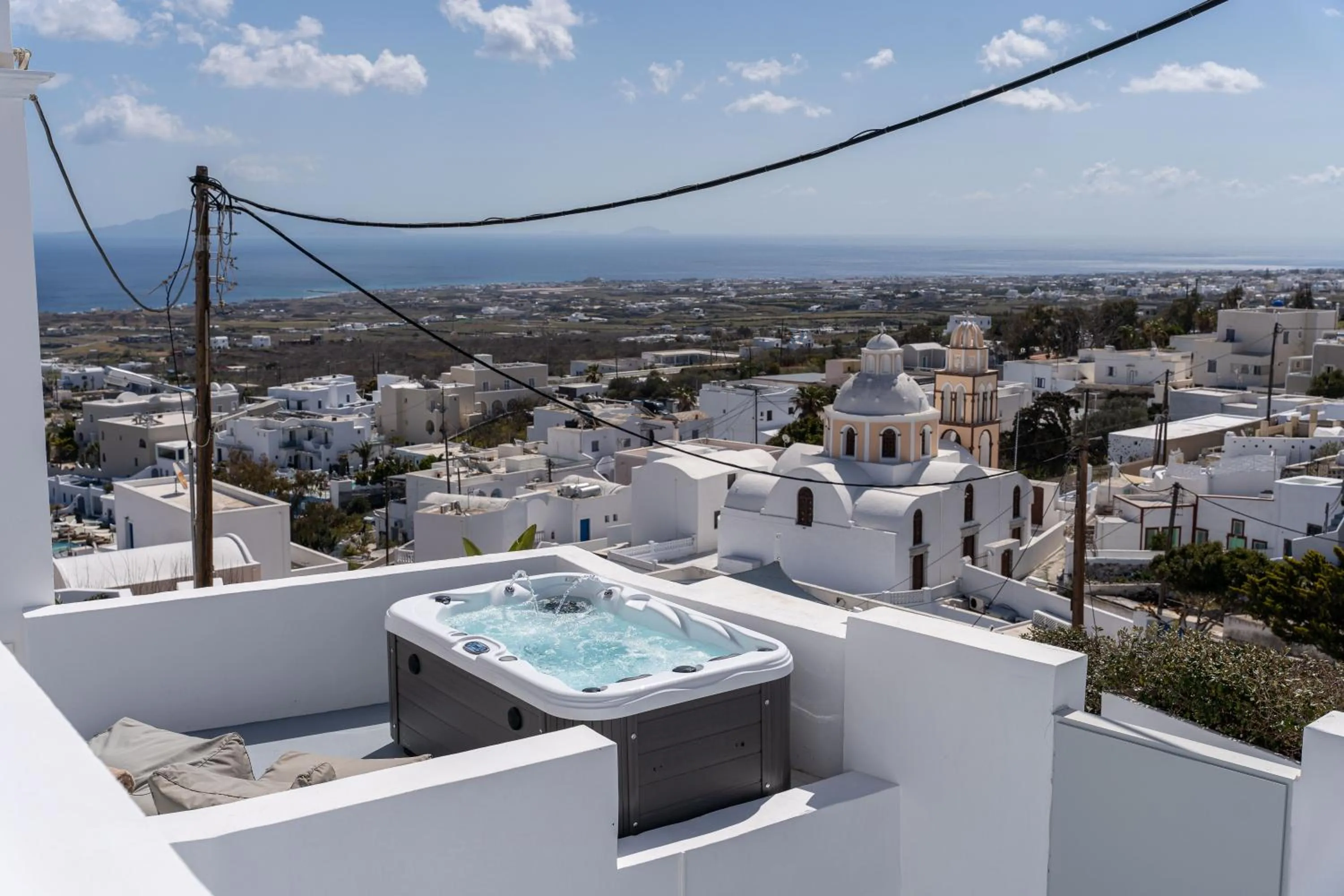 Hot Tub in Cycladic Suites & Spa