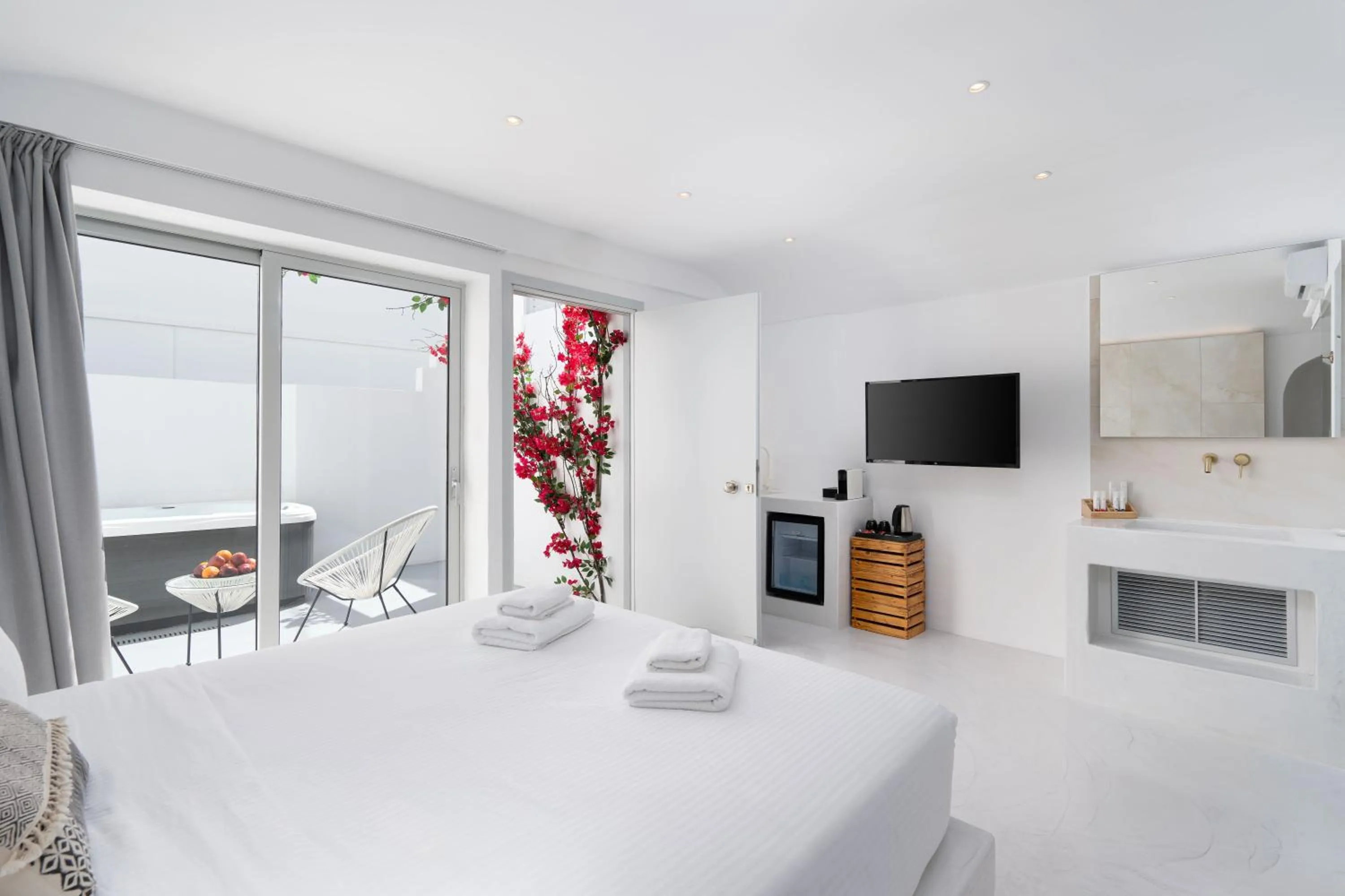 Bed in Cycladic Suites & Spa