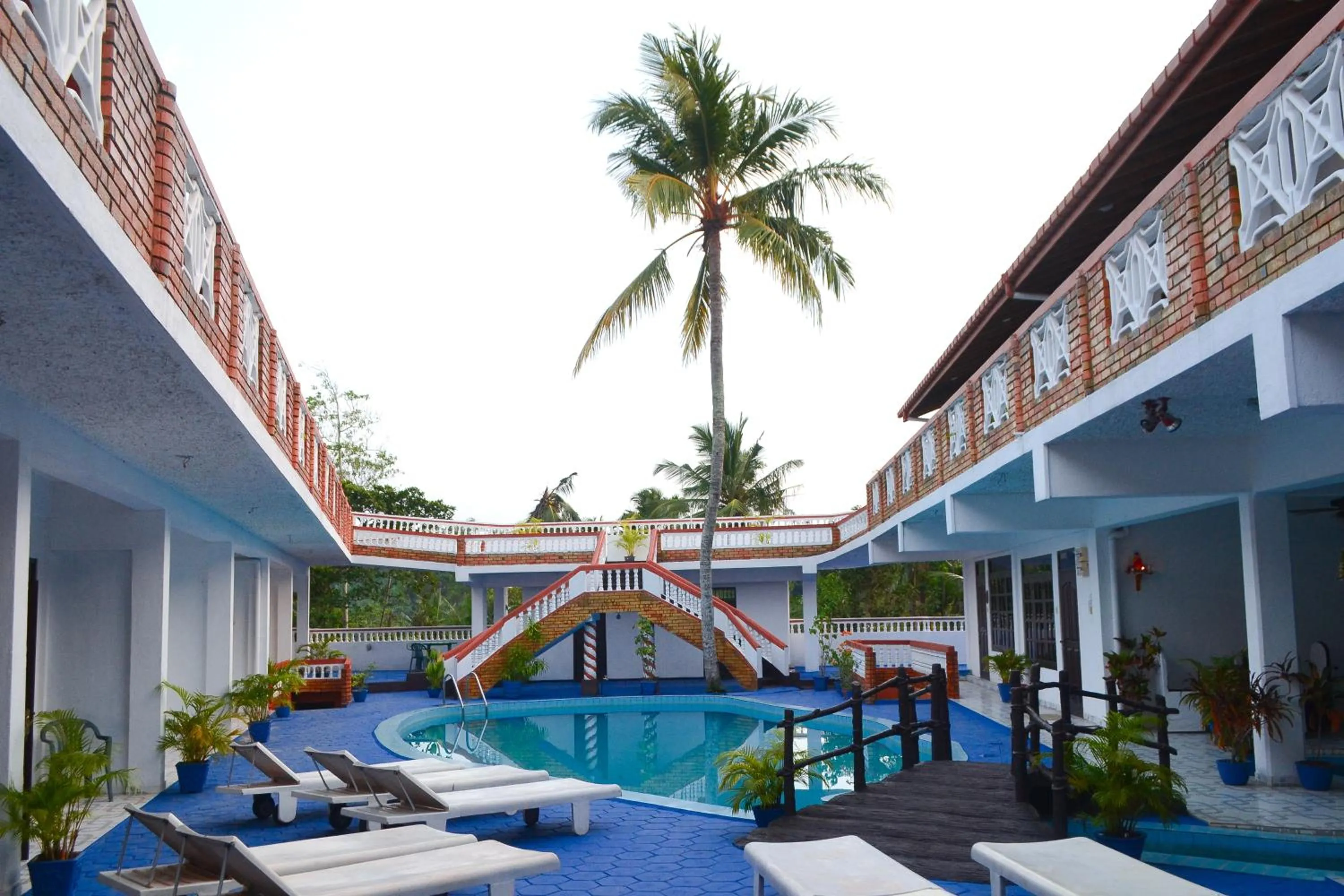 Swimming pool in Hotel Thai Lanka