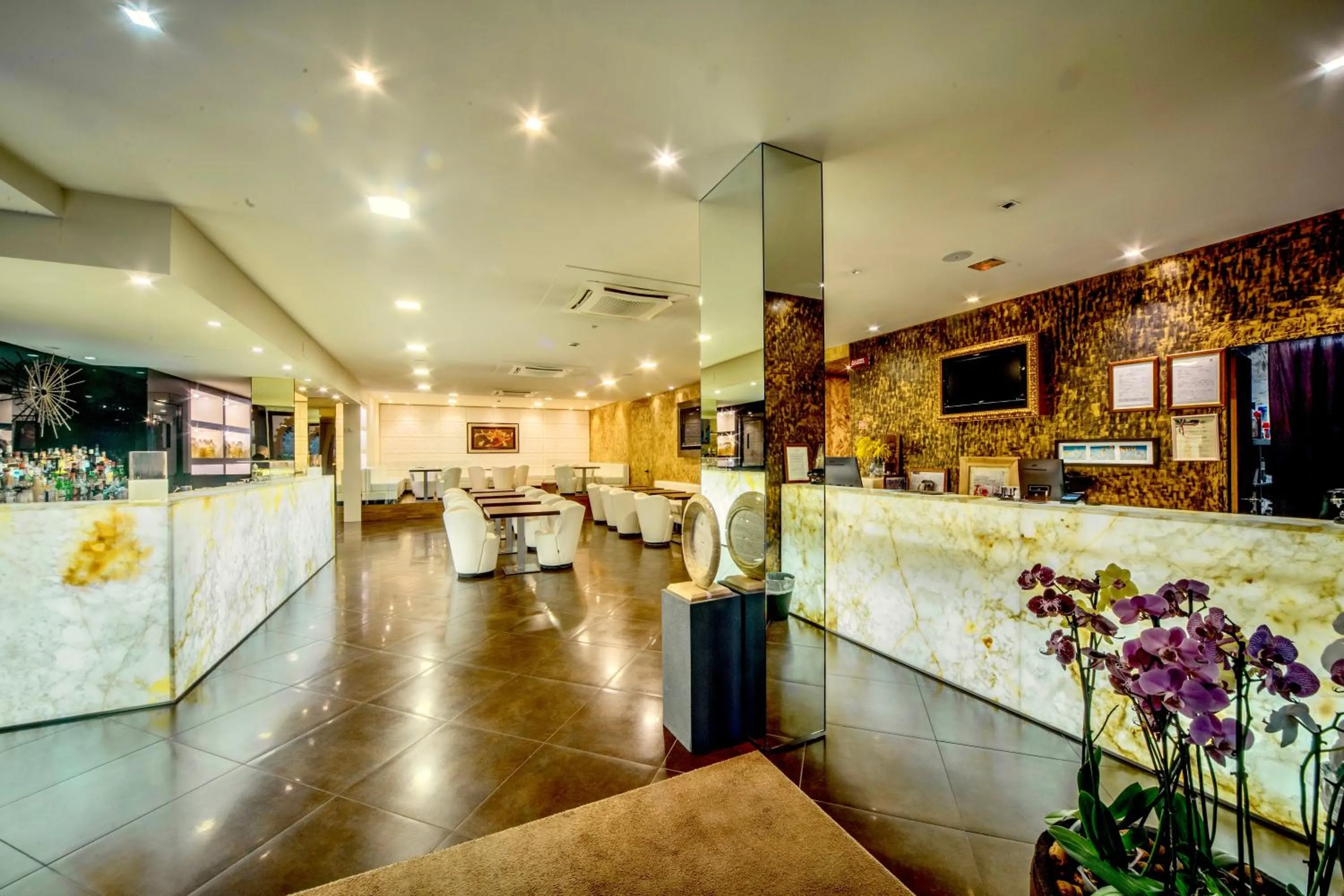 TV and multimedia in El Patio Hotel